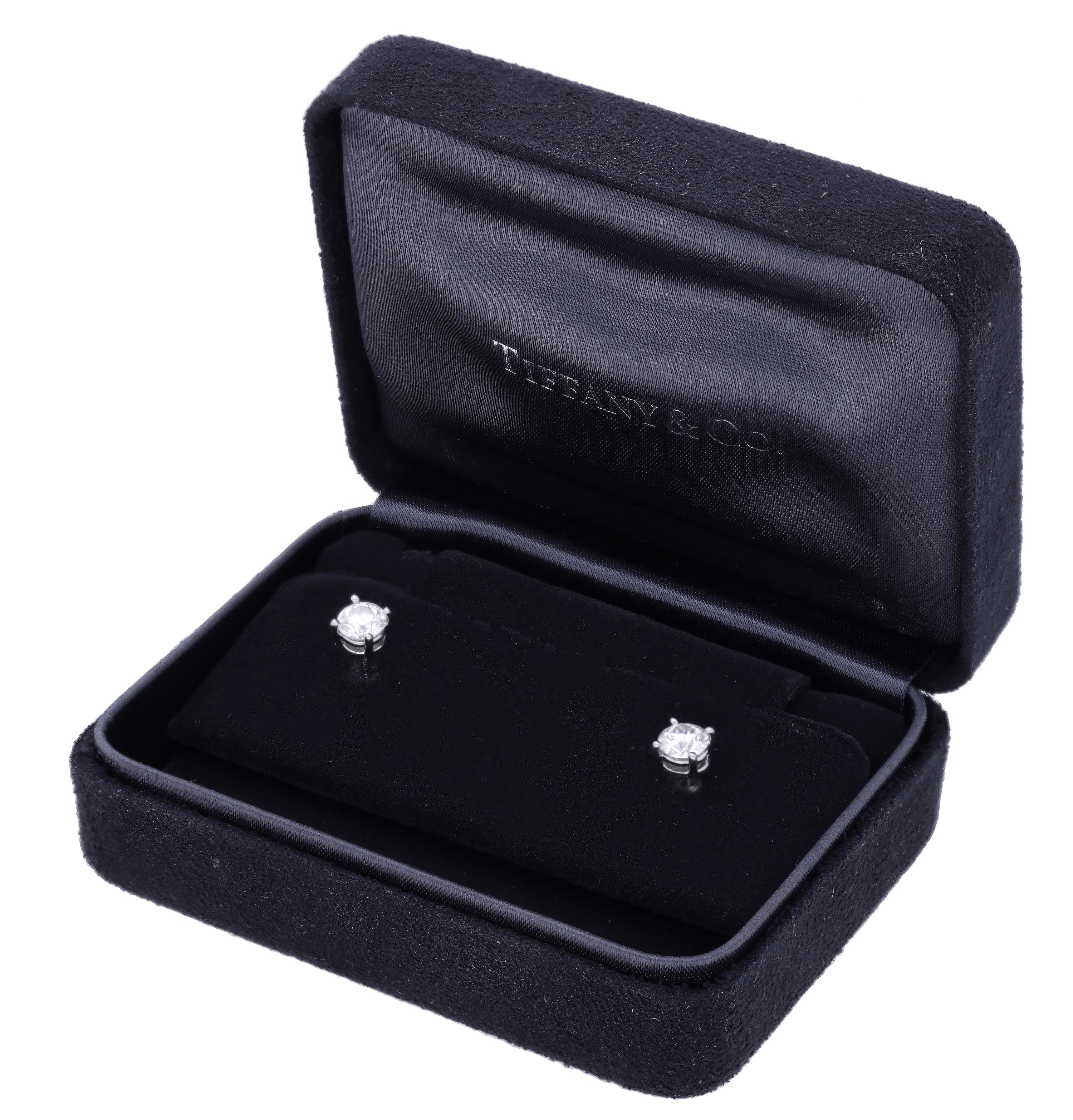 Rrp £11,500 Tiffany & Co Platin 1,06 Ct Diamant Solitär Ohrstecker Paar (Zeitgenössisch) im Angebot