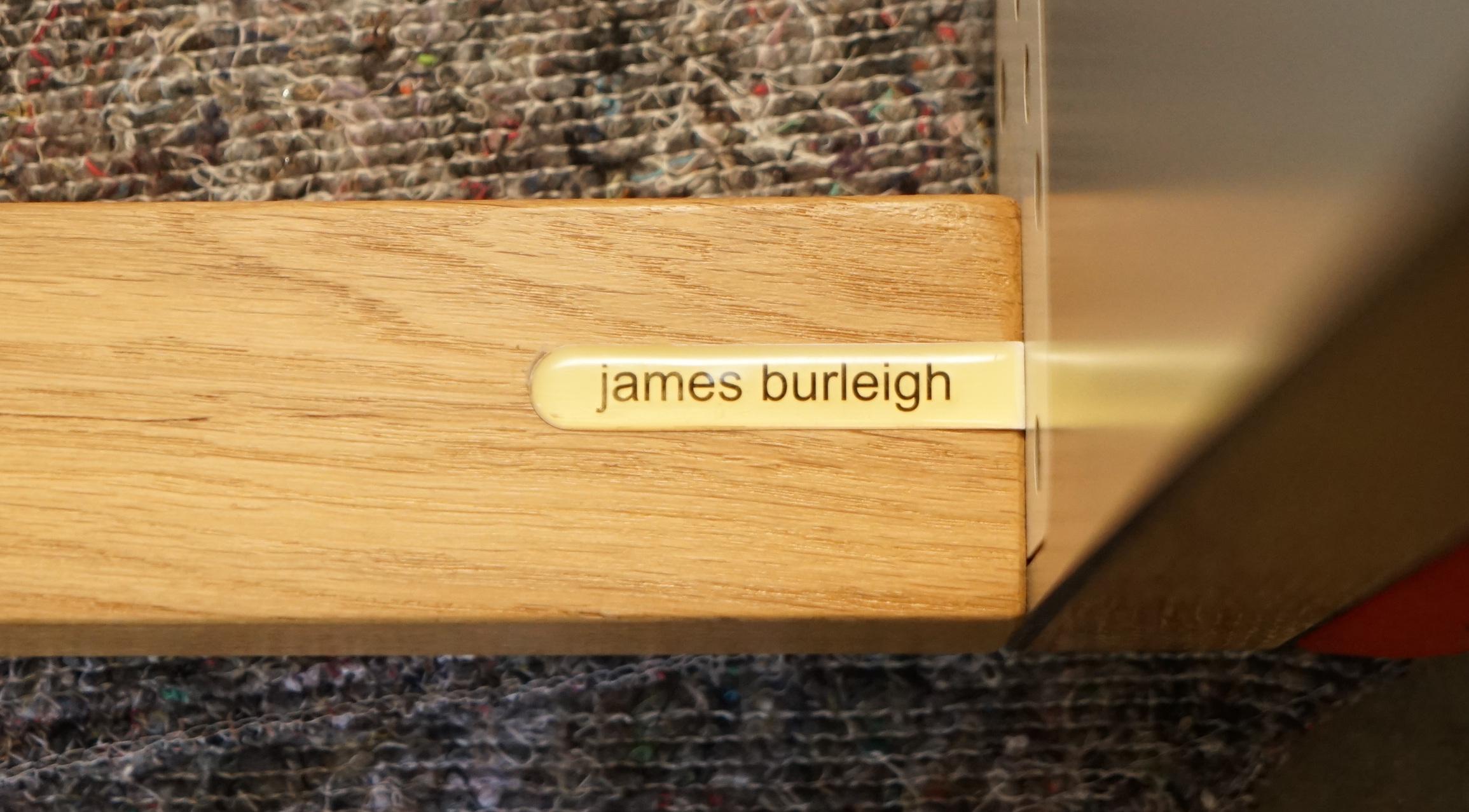 Nous sommes ravis de proposer à la vente ce joli banc de table de cuisine en chêne James Burleigh Bosa, fabriqué à la main en Angleterre, qui fait partie d'une énorme suite.

J'en ai 31 en stock, ils sont disponibles en gris clair, gris foncé et