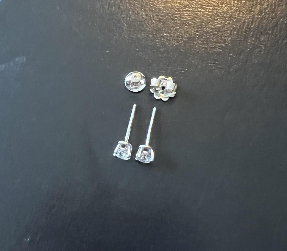 RRP £4, 650 TIFFANY & CO PLATINUM 0.56 CT DIAMOND SOLITAIRE STUD EARRINGS PAiR For Sale 6