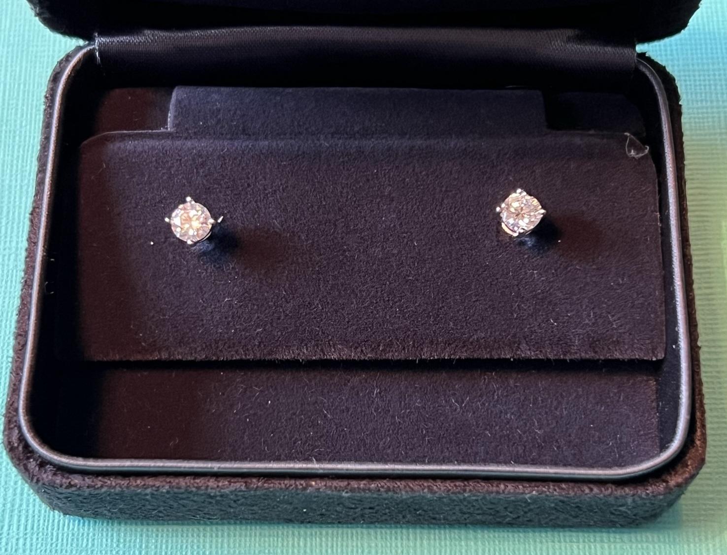 Rrp £9, 500 Tiffany & Co Platinum 0.74 Ct Diamond Solitaire Stud Earrings Pair For Sale 4