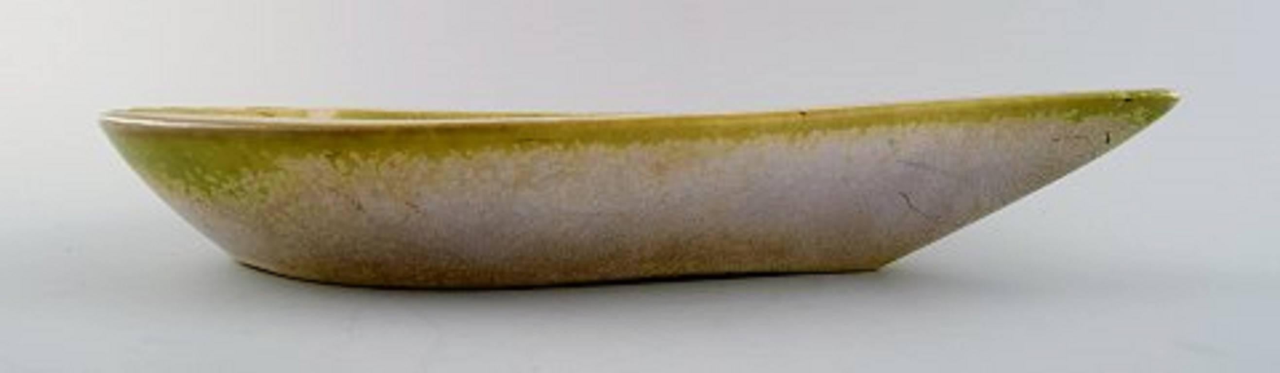 Rörstrand, Gunnar Nylund grand bol en céramique.
Glace dans les tons jaunes et violets.
Mesures : 33.5 cm. x 20 cm. x 5 cm.
En parfait état. 1er. Assortiment.