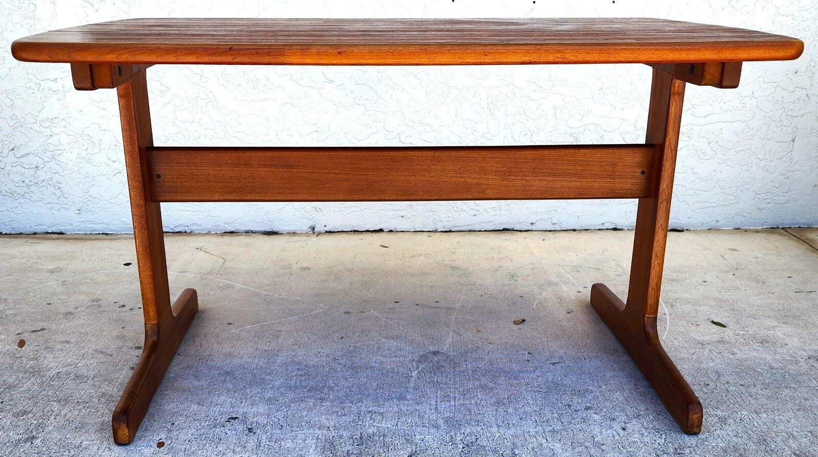 R.S. Mesa de comedor Associates Teca maciza Años 60 Moderno de mediados de siglo en venta