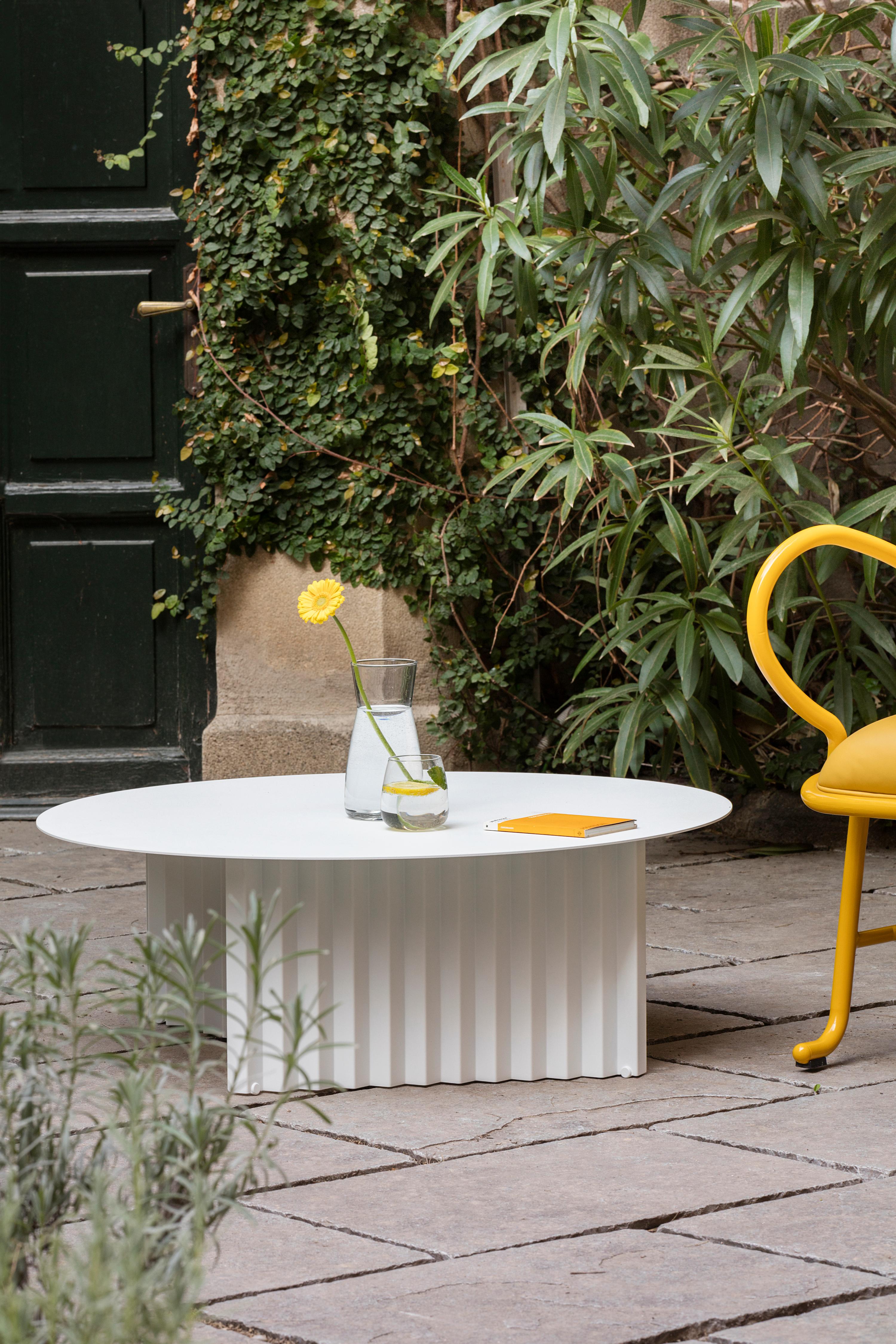 Plec is a collection of coffee and side tables that are as happy together as they are alone. With their accordion-shaped legs, these Plec round tables love creating light and shade effects at any time of day. The Plec table has a steel structure