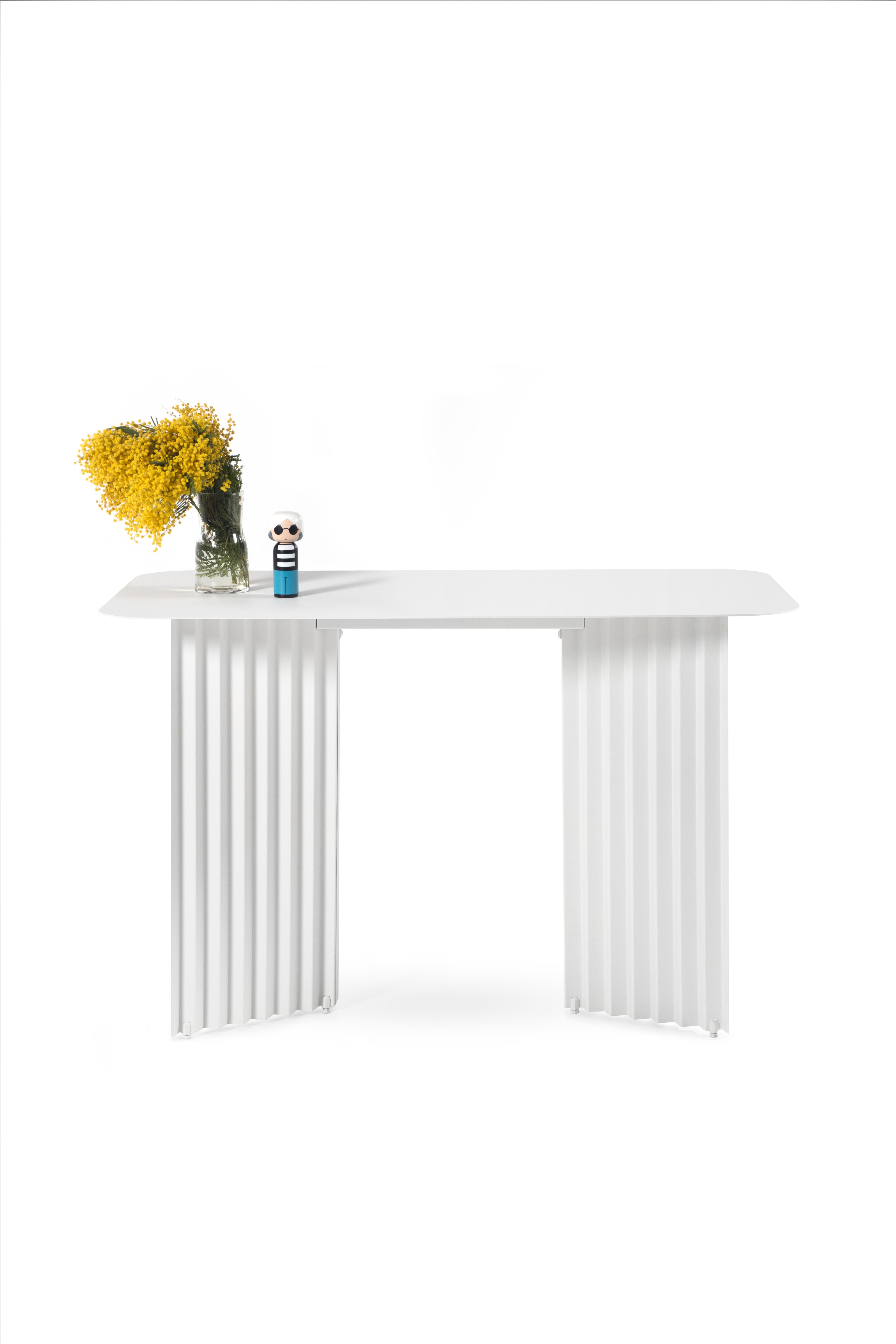 Plec is a collection made of steel, a tough, strong and stable material, but when in sheet form is both malleable and flexible. This feature allows for molding peculiar shapes like the folds that love to create light and shade effects at any time of