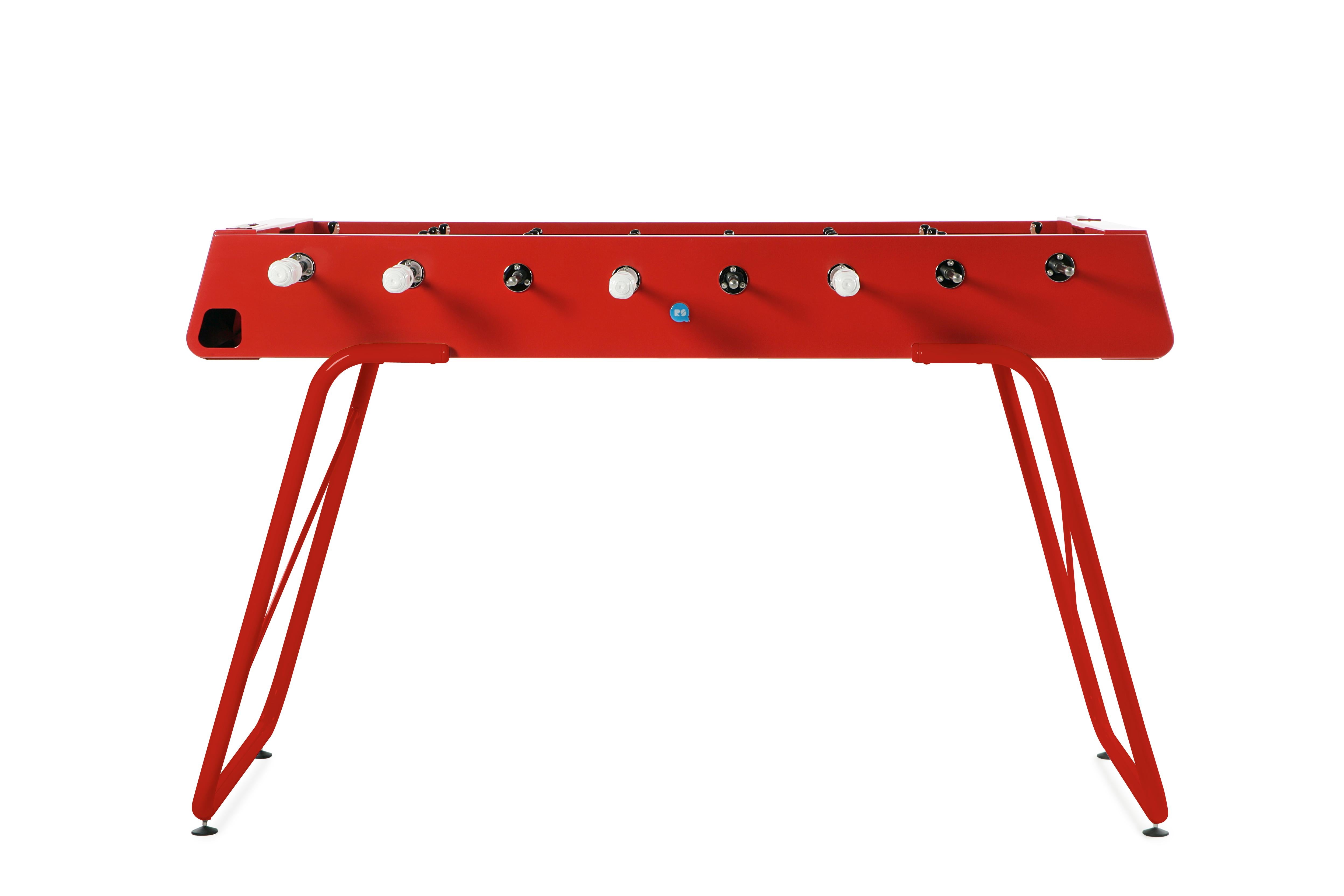 The R3 is a football table for everyone. The RS3 lets you enjoy the same game as its bigger cousin, the RS2, but with new features. The same model is made for both outdoor and indoor use. Its new lines and legs make it lighter but without losing