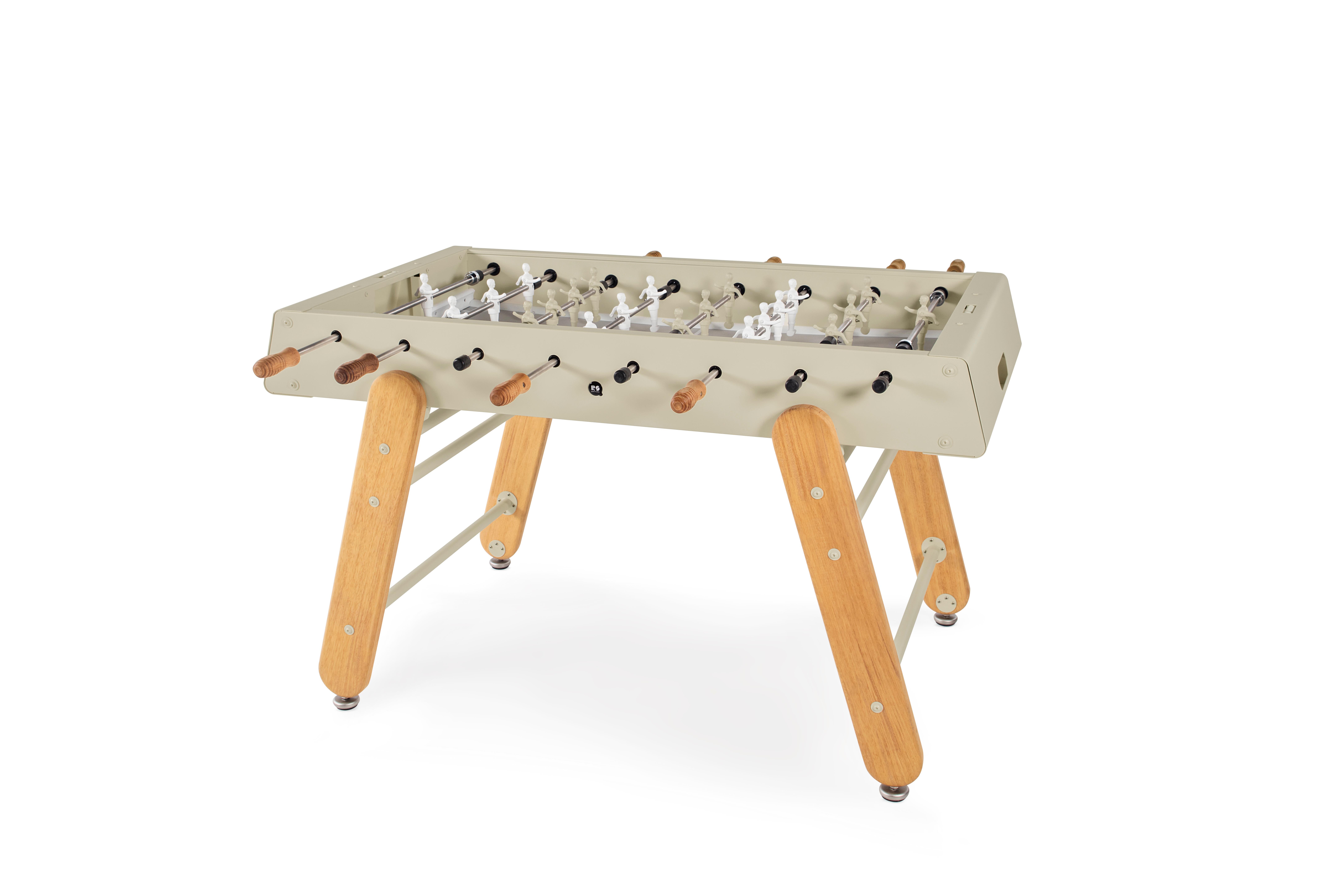 The RS4 Home football table has been designed to enjoy at home, with family and friends. For all ages. For sharing. For any moment. For doing it yourself and then, when the match starts, you set the rules of the game. This is a full sized foosball