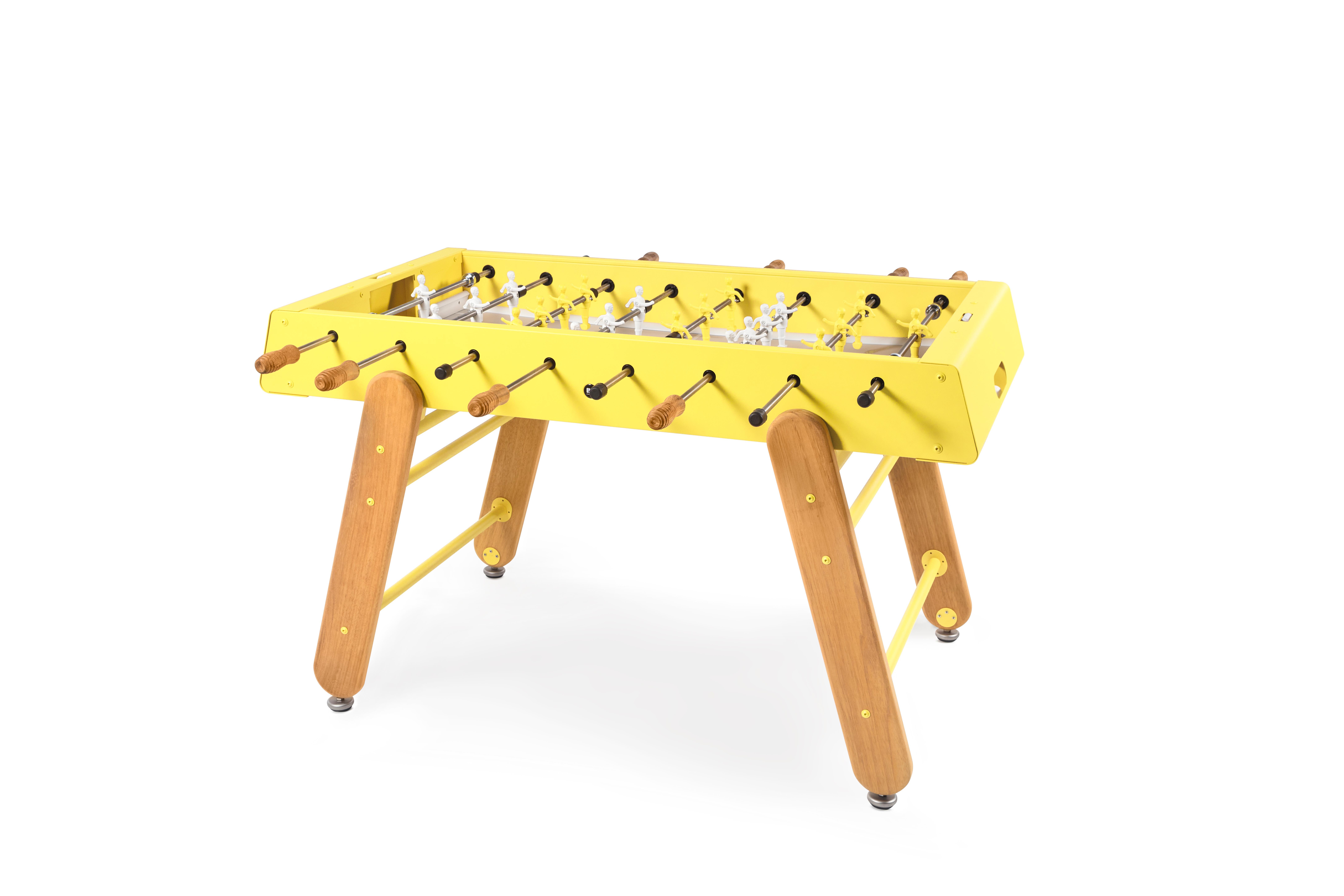 The RS4 Home football table has been designed to enjoy at home, with family and friends. For all ages. For sharing. For any moment. For doing it yourself and then, when the match starts, you set the rules of the game. This is a full sized foosball