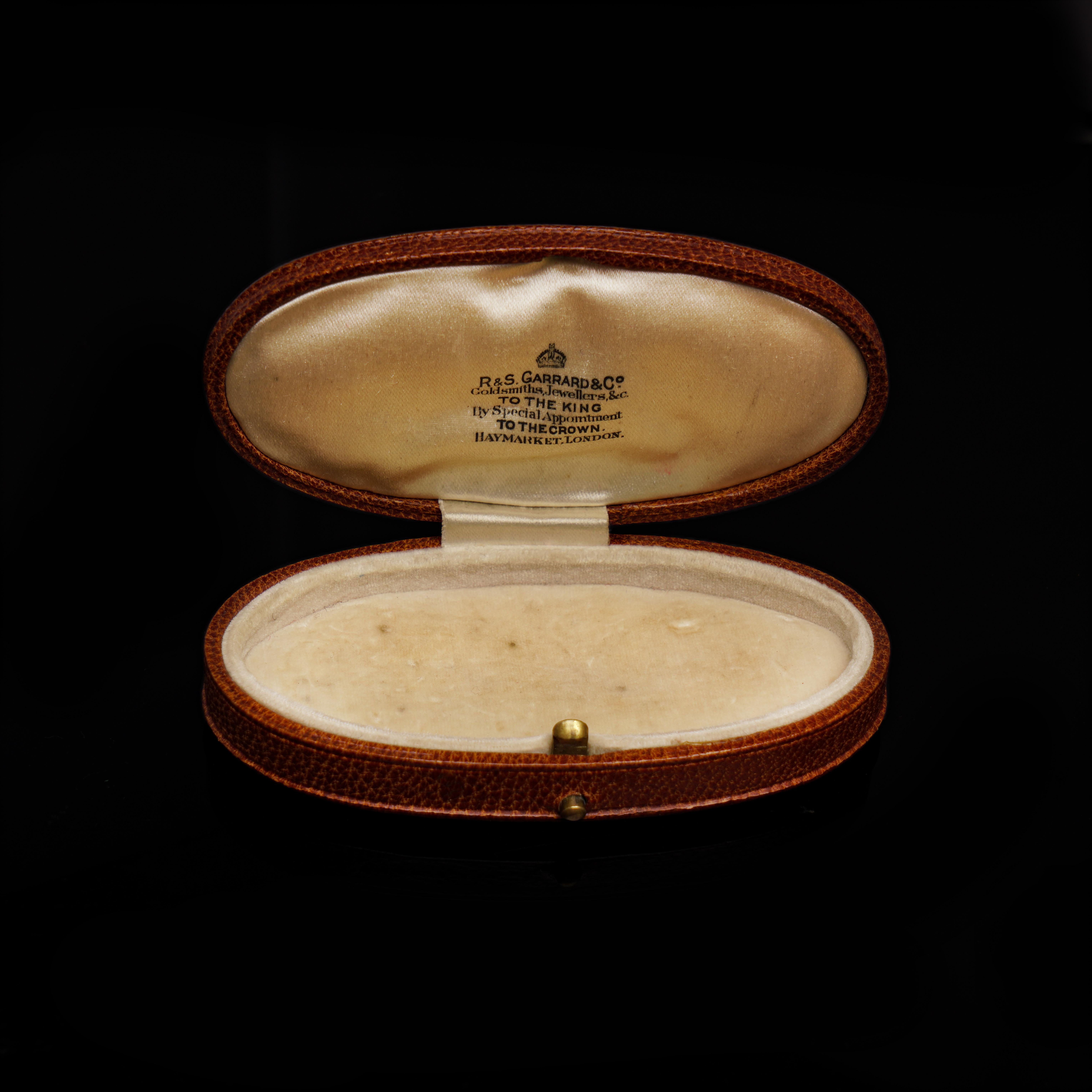 R.&S. Garrard & Co., To the King By Special Appointment, Haymarket, London, 1910

Dimensions:
Length x width x depth: 9.5 cm x 4.8 x 2 cm 

Weight: 27 grams 

Condition: Box is pre-owned, with minor signs of usage, good condition overall. 

About