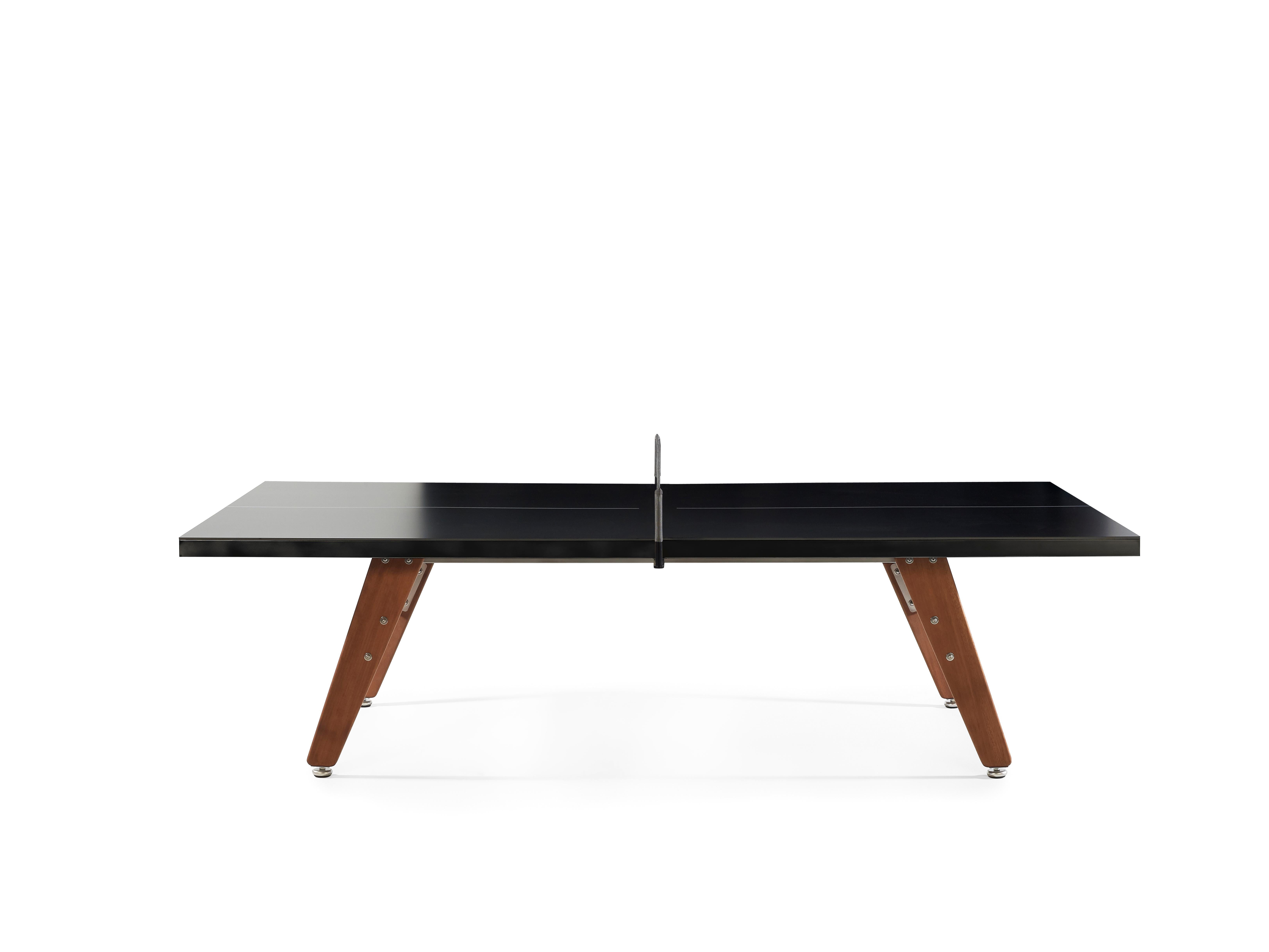 La table de ping-pong RS Stationary, avec son plateau en HPL noir et ses pieds en bois d'iroko, est le complément pongiste de nos tables de baby-foot RS3 Wood. Il s'agit d'une table de ping-pong complète, de taille réglementaire, convenant à un