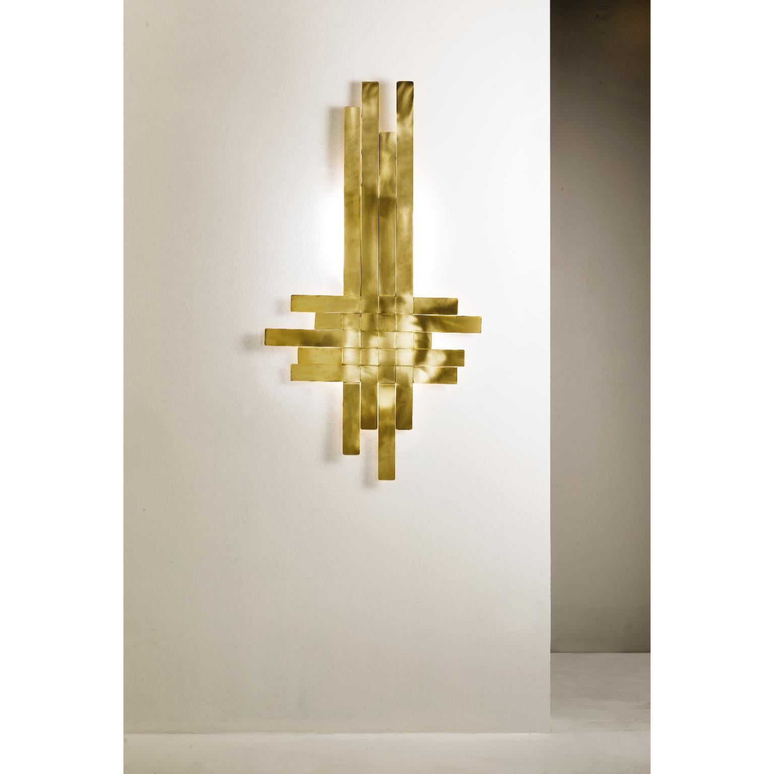 Lámpara de pared RS400 en latón satinado tejido by Daluce
Dimensiones: D 6 x 75 x A 115 cm. 
Materiales: Latón.

Disponible en diferentes opciones de acabado: latón bruñido satinado claro, latón bruñido satinado medio y latón bruñido satinado