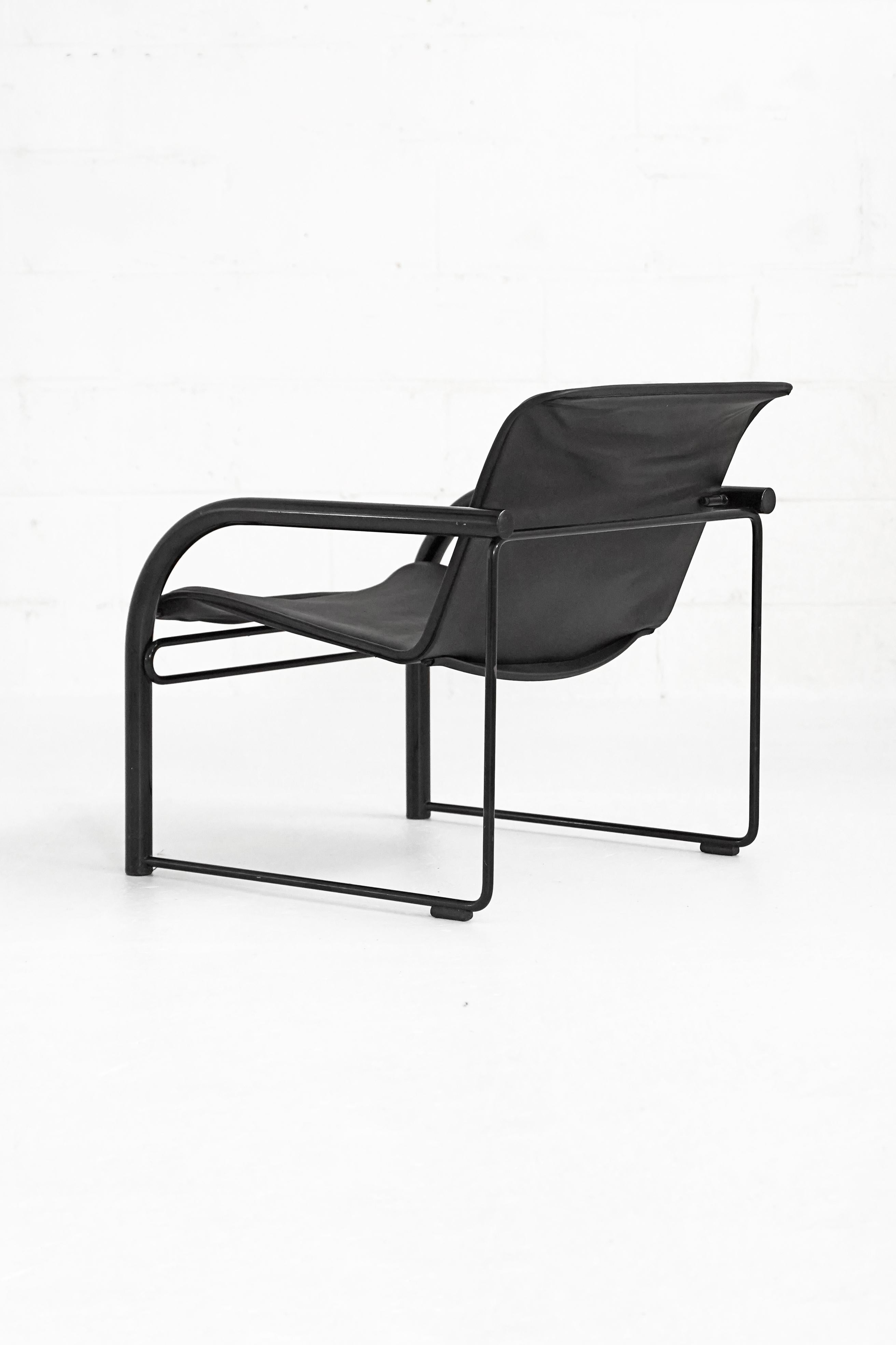 Paire de chaises longues RS48 en cuir et chrome de Richard Schultz provenant de Nienkamper. Les chaises sont vendues et tarifées individuellement. Le cadre métallique a été repeint et le cuir teinté. Les deux chaises sont en bon état général, avec