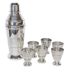 shaker à cocktail et six gobelets en métal argenté de style Art Déco:: circa 1935