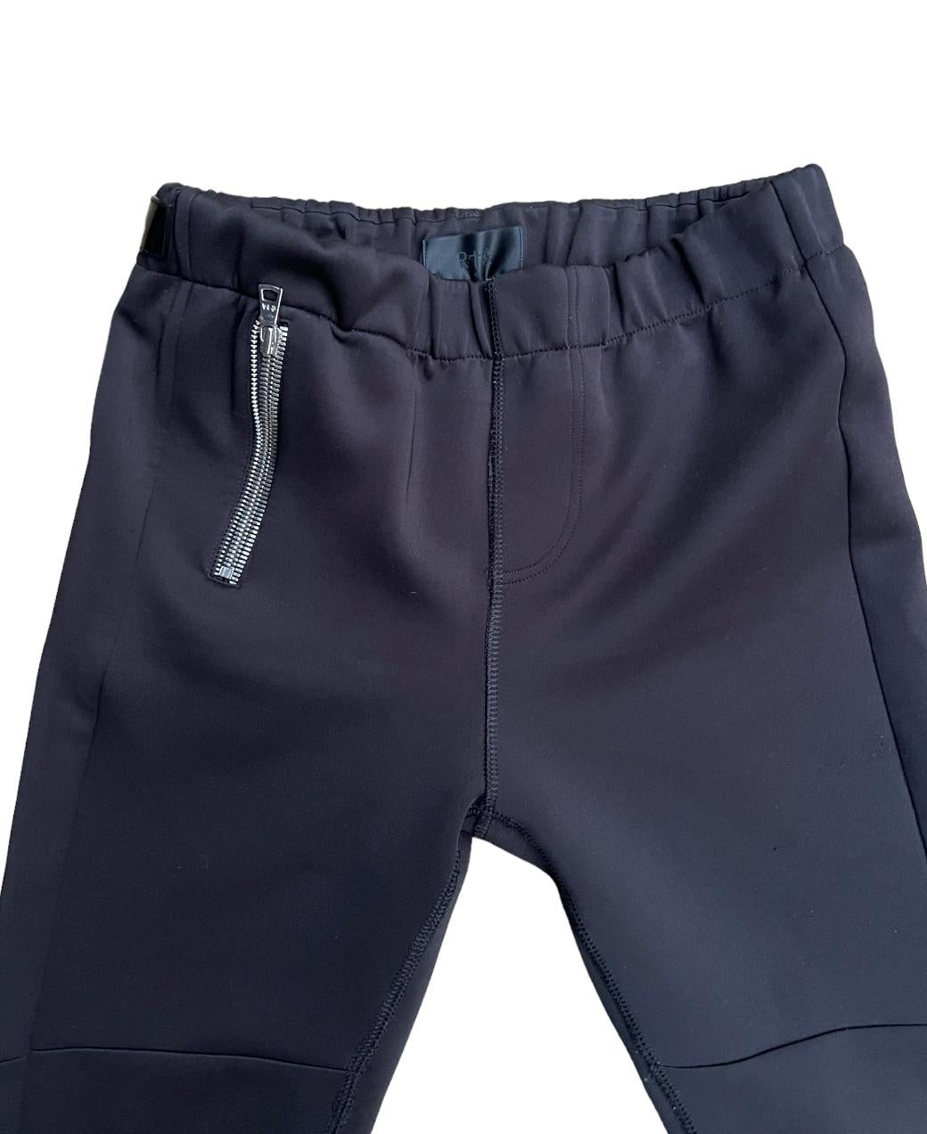 - Hausse moyenne
- Coupe skinny
- Matériel de couleur argentée 
- Détails de la fermeture éclair