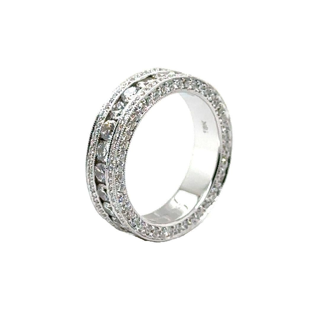 18K Weißgold Ehering mit Diamant

Metall: 18K Weißgold
Diamant-Infos: 
G/H VS, 271 runde Brillanten 3,06 CWT. 
Gesamt-Ct-Gewicht:  3,06 CWT.
Artikel Gewicht: 6.95 gm
Ringgröße:   6.25 (nicht größenveränderbar)
Abmessungen:  5.3 mm
