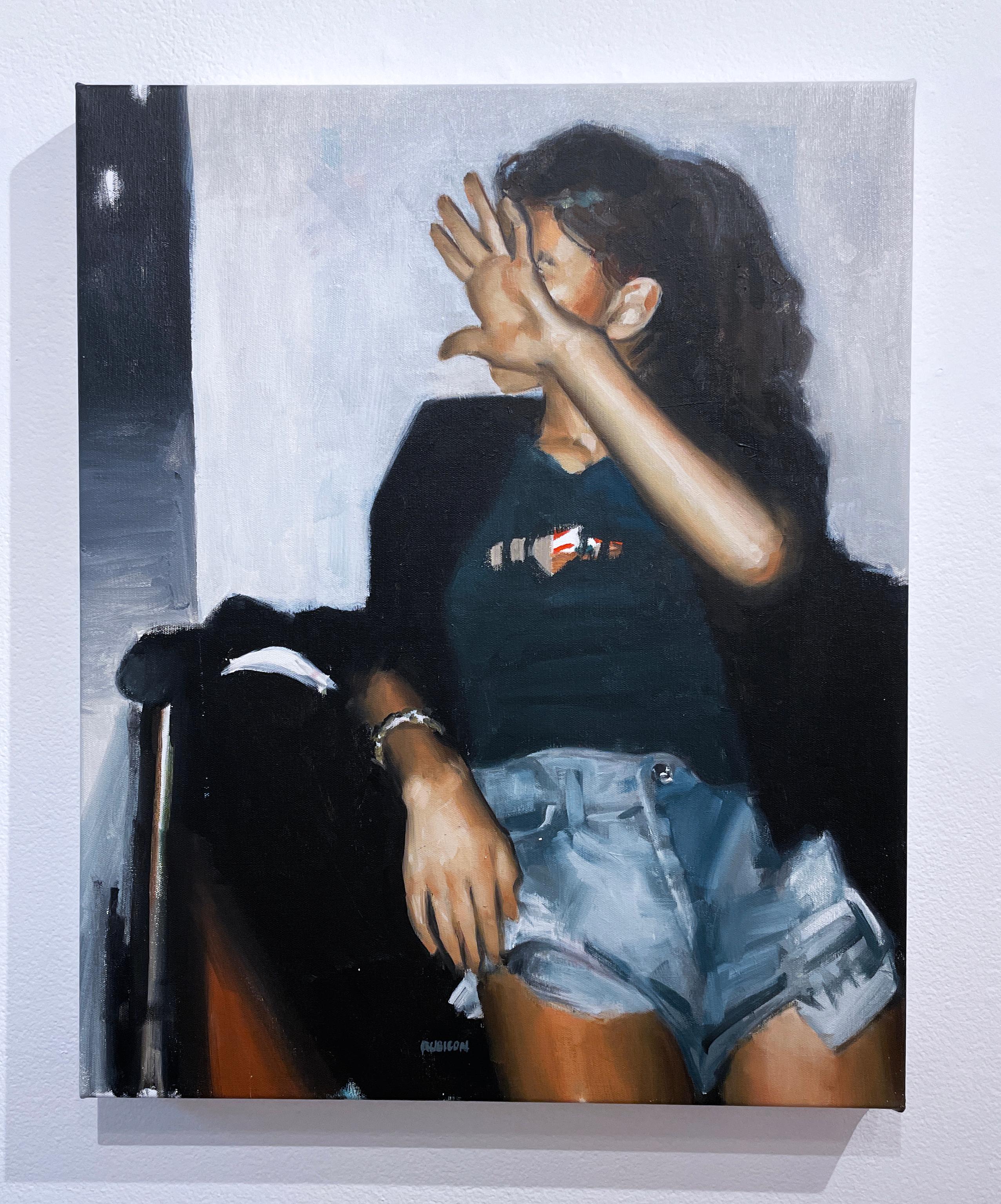 No Flash (2022) Öl auf Leinwand, figurativ, Schnappschuss einer Frau, handge verstecktes Gesicht  (Schwarz), Interior Painting, von RU8ICON1