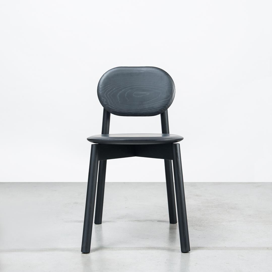 Sedia RUA CHA in frassino nero di Clementine Caurier
Dimensioni: D 42 x L 52 x H 77 cm.
Materiali: Frassino.

Le sedie RUA CHA sono realizzate in legno massiccio. La forma scolpita dello schienale e della seduta garantisce un grande comfort. La loro