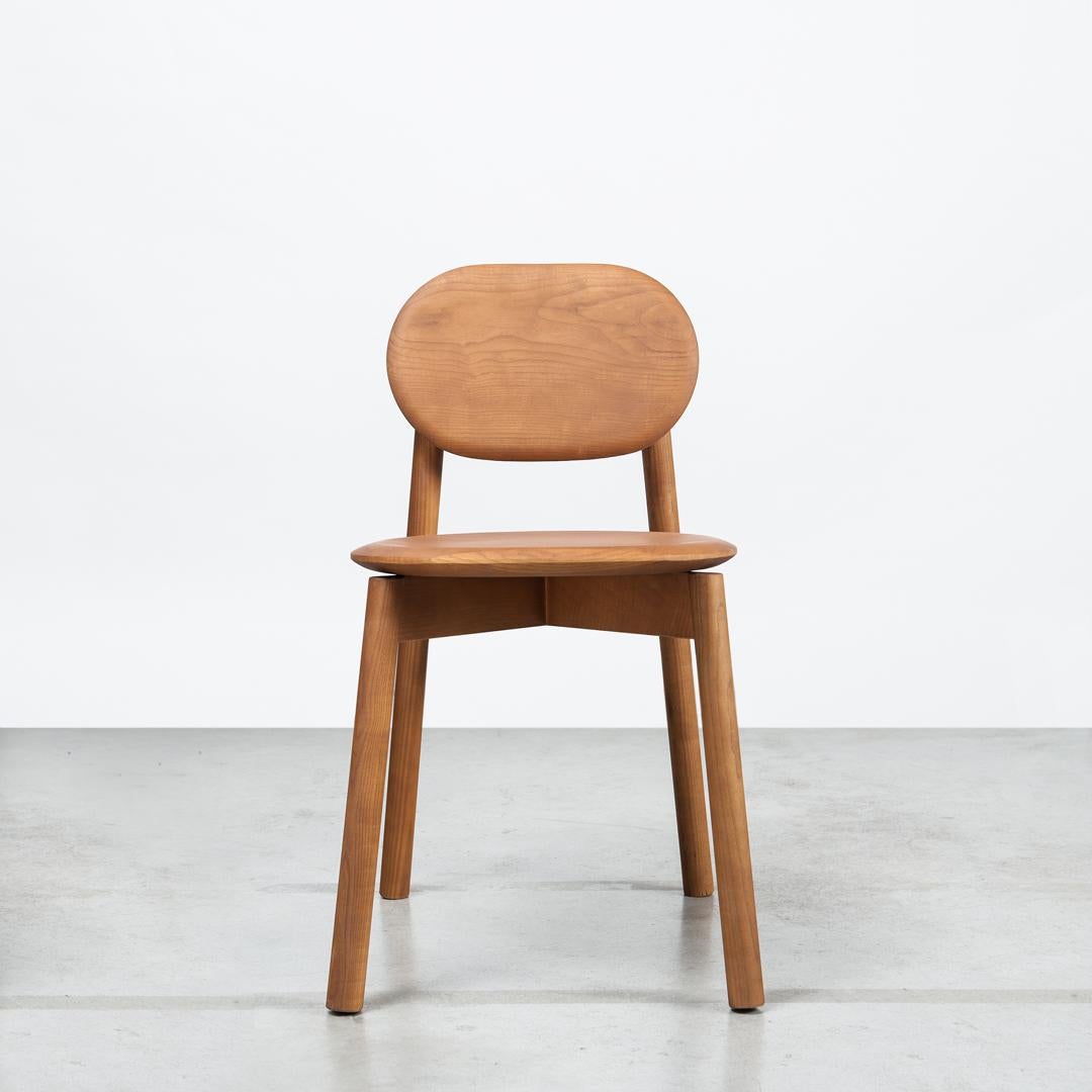 Sedia RUA CHA in frassino marrone di Clementine Caurier
Dimensioni: D 42 x L 52 x H 77 cm.
Materiali: Frassino.

Le sedie RUA CHA sono realizzate in legno massiccio. La forma scolpita dello schienale e della seduta garantisce un grande comfort. La