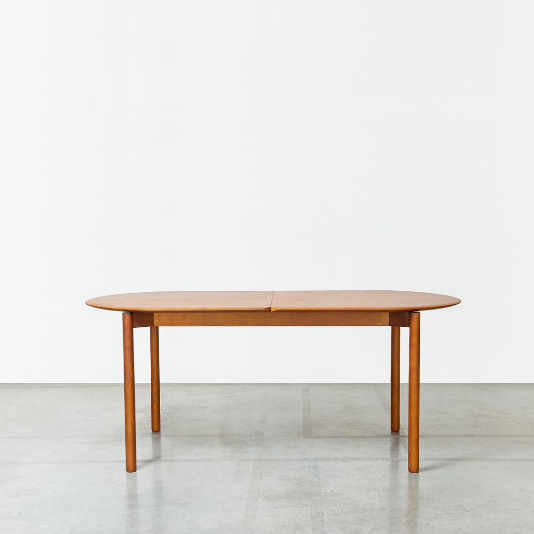 RUA CHA Ausziehbarer Tisch aus brauner Esche von Clementine Caurier
Abmessungen: T 90 x B 180/230  x H 90 cm.
MATERIALIEN: Esche.

Der Tisch RUA CHA ist ein leichter, ausziehbarer Tisch aus Massivholz. Seine geometrische
Linien und die schmale