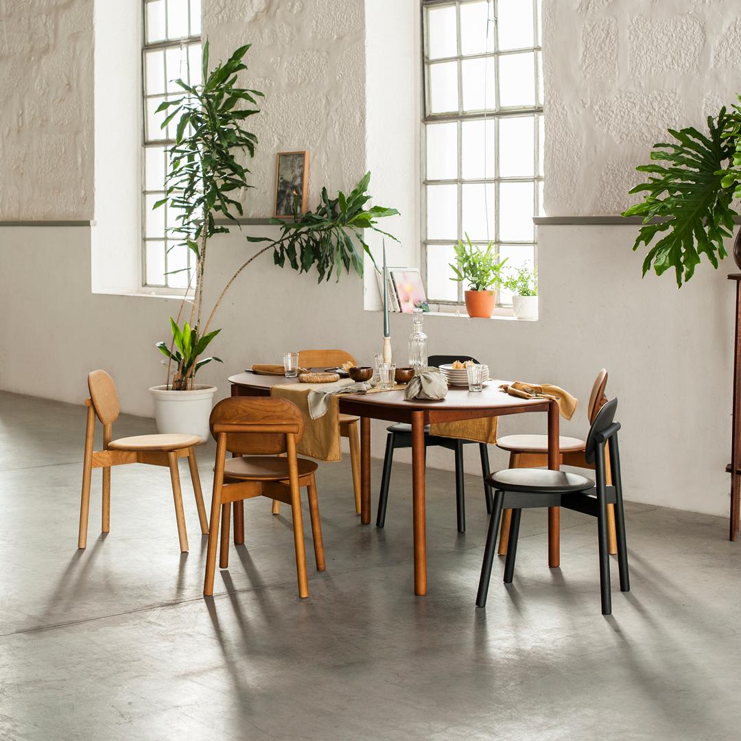RUA CHA Ausziehbarer Tisch aus brauner Esche von Clementine Caurier (Portugiesisch) im Angebot