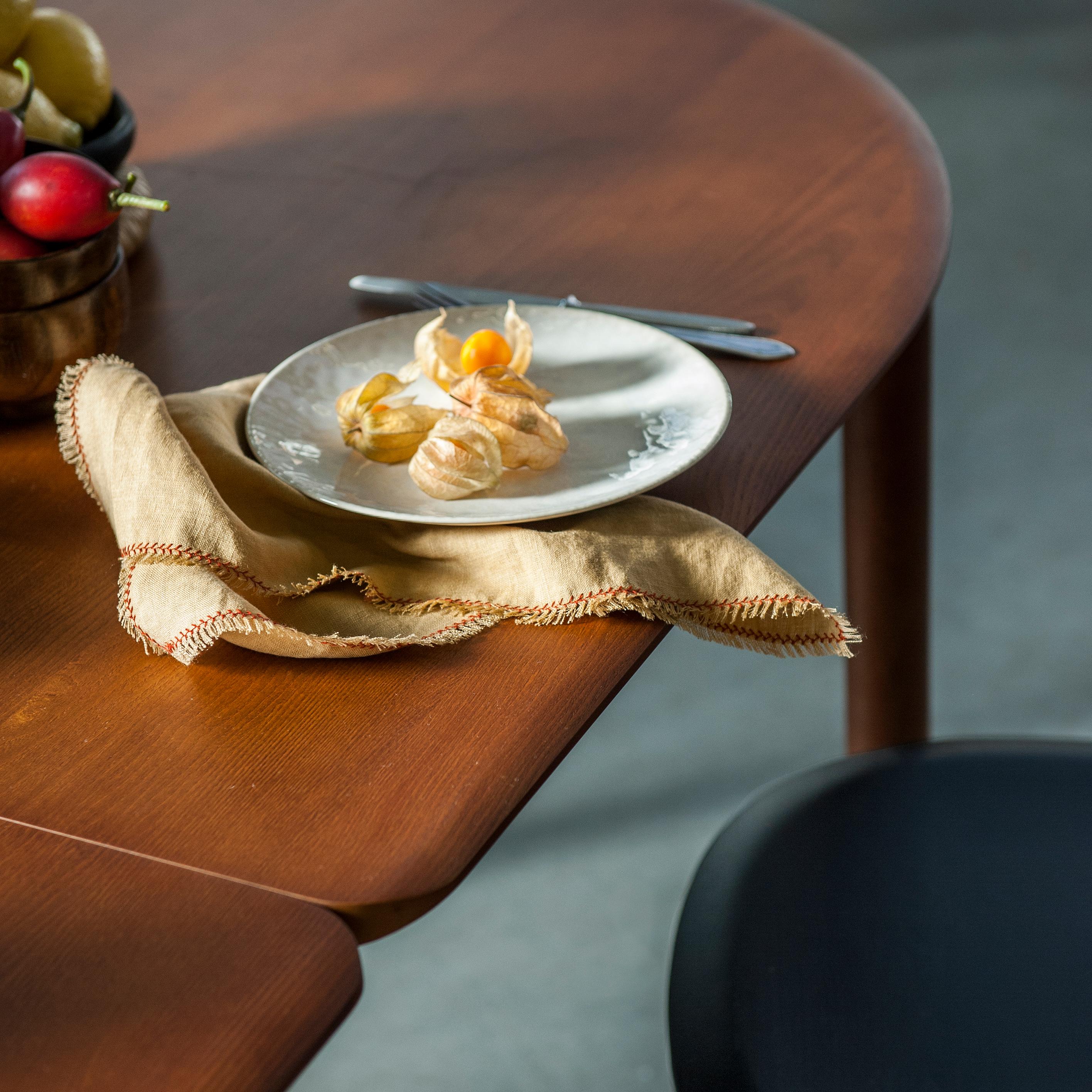 RUA CHA Ausziehbarer Tisch aus brauner Esche von Clementine Caurier (21. Jahrhundert und zeitgenössisch) im Angebot