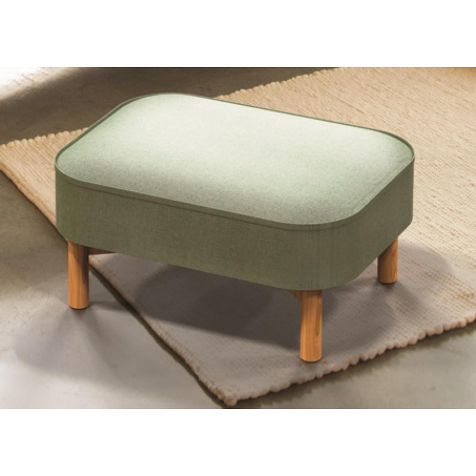 Reposapiés RUA CHA de Clementine Caurier
Dimensiones: P 60 x An 80 x Al 40 cm.
Materiales: Fresno, lana y lino.

El escabel RUA CHA se basa en una estructura ligera y cruzada de madera maciza. Las generosas curvas se acolchan primero con espuma