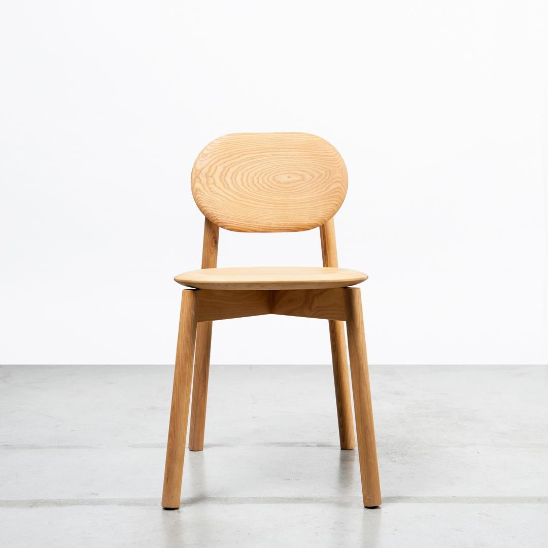 Sedia RUA CHA Nature in frassino di Clementine Caurier
Dimensioni: D 42 x L 52 x H 77 cm.
Materiali: Frassino.

Le sedie RUA CHA sono realizzate in legno massiccio. La forma scolpita dello schienale e della seduta garantisce un grande comfort. La