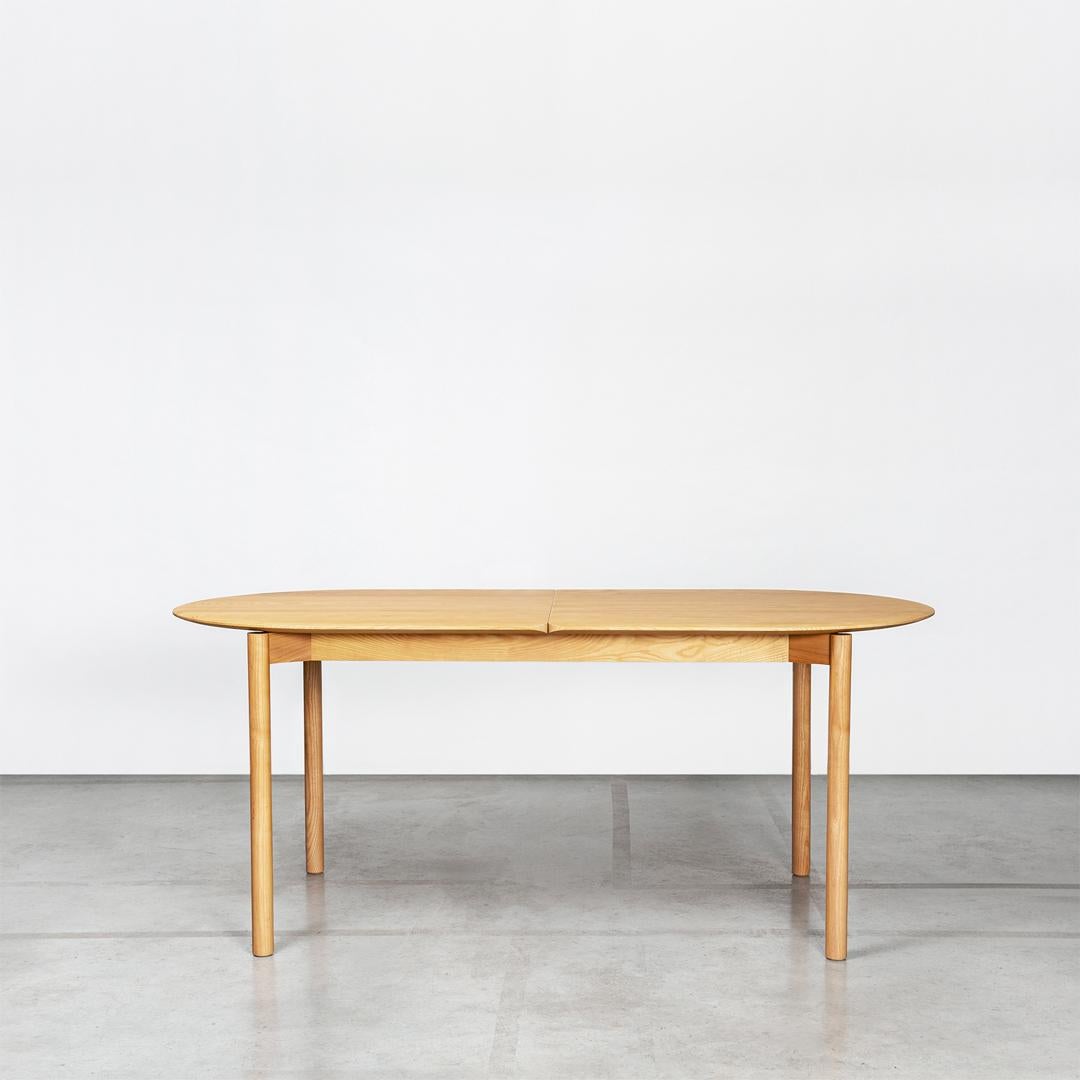 Table extensible en frêne RUA CHA Nature par Clementine Caurier
Dimensions : D 90 x L 180/230  x H 90 cm.
MATERIAL : Frêne.

La table RUA CHA est une table légère et extensible en bois massif. Sa géométrie
et sa faible largeur permettent de