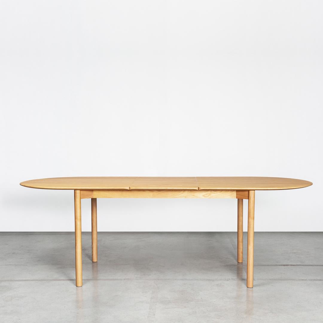 Postmoderne Table extensible en frêne RUA CHA Nature par Clementine Caurier en vente
