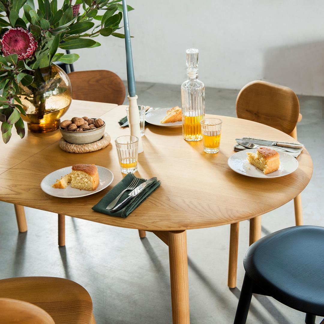 Portugais Table extensible en frêne RUA CHA Nature par Clementine Caurier en vente