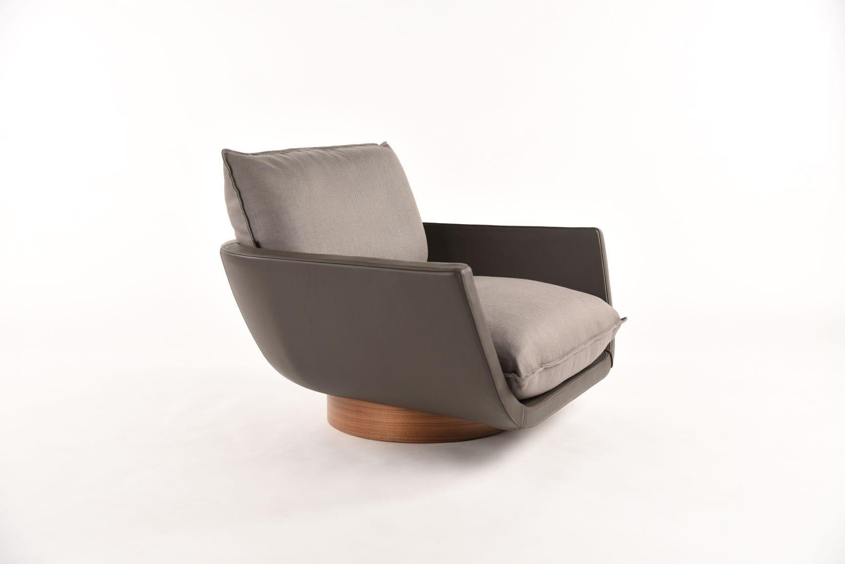 This in-stock Rua Ipanema lounge chair by Yabu Pushelberg comes in Anthracite Leather shell and Linen blend cushions on a standard height swiveling base. 

Crafted in Italy, the Rua Ipanema lounge chair comes on a standard or extra-height swivel