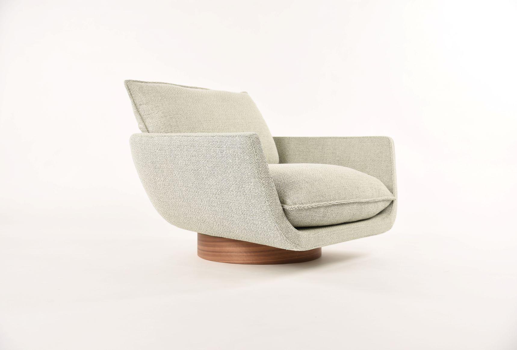 This in-stock Rua Ipanema lounge chair by Yabu Pushelberg in standard height swivel base is presented in Aberdeen Avenue Willow fabric from the Man of Parts collection. 

Crafted in Italy, the Rua Ipanema lounge chair comes on a standard or