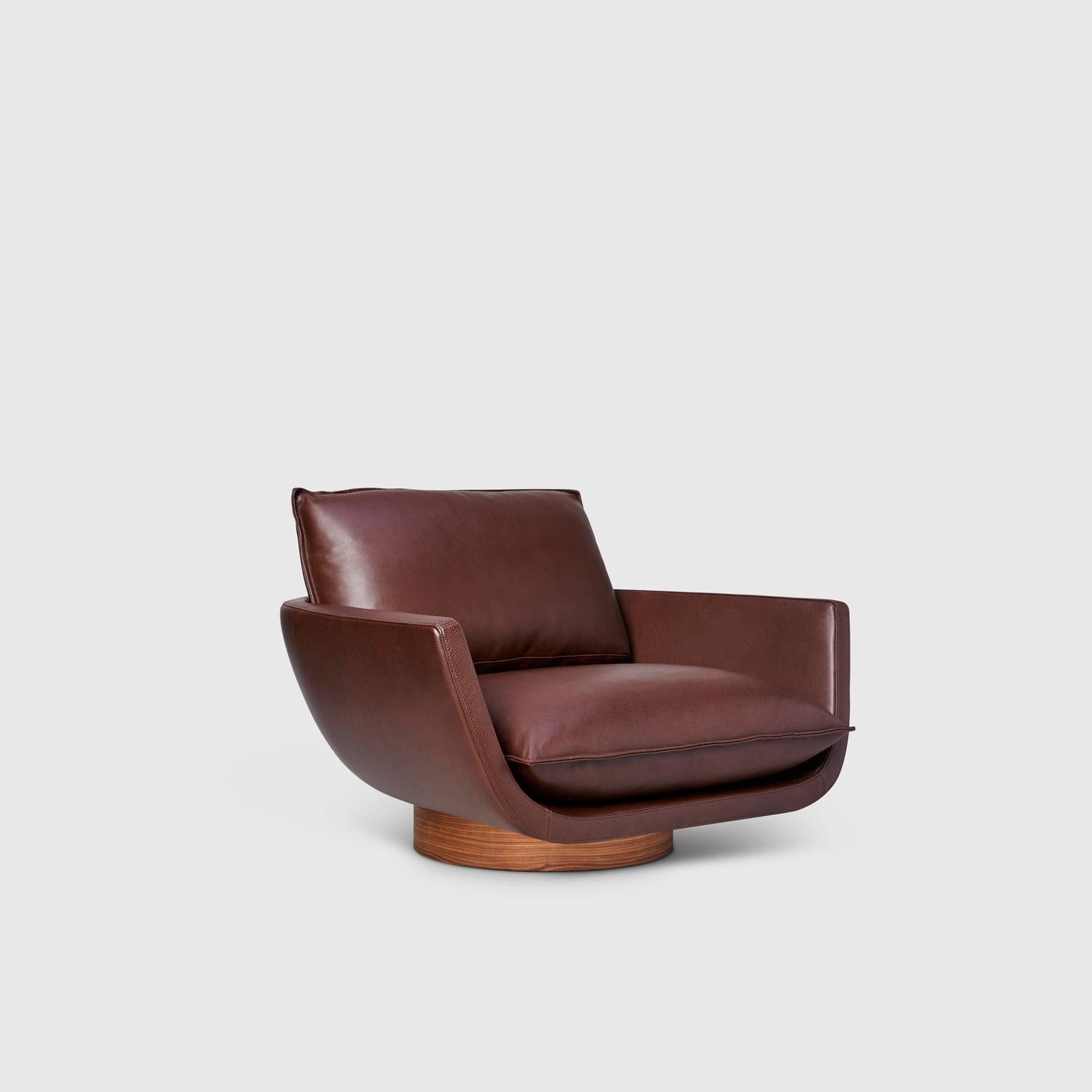 This Rua Ipanema lounge chair by Yabu Pushelberg is in Rusic Nappa Leather with an extra height base. 

Crafted in Italy, the Rua Ipanema lounge chair comes on a standard or extra-height swivel base in walnut veneer. The shell and down cushions