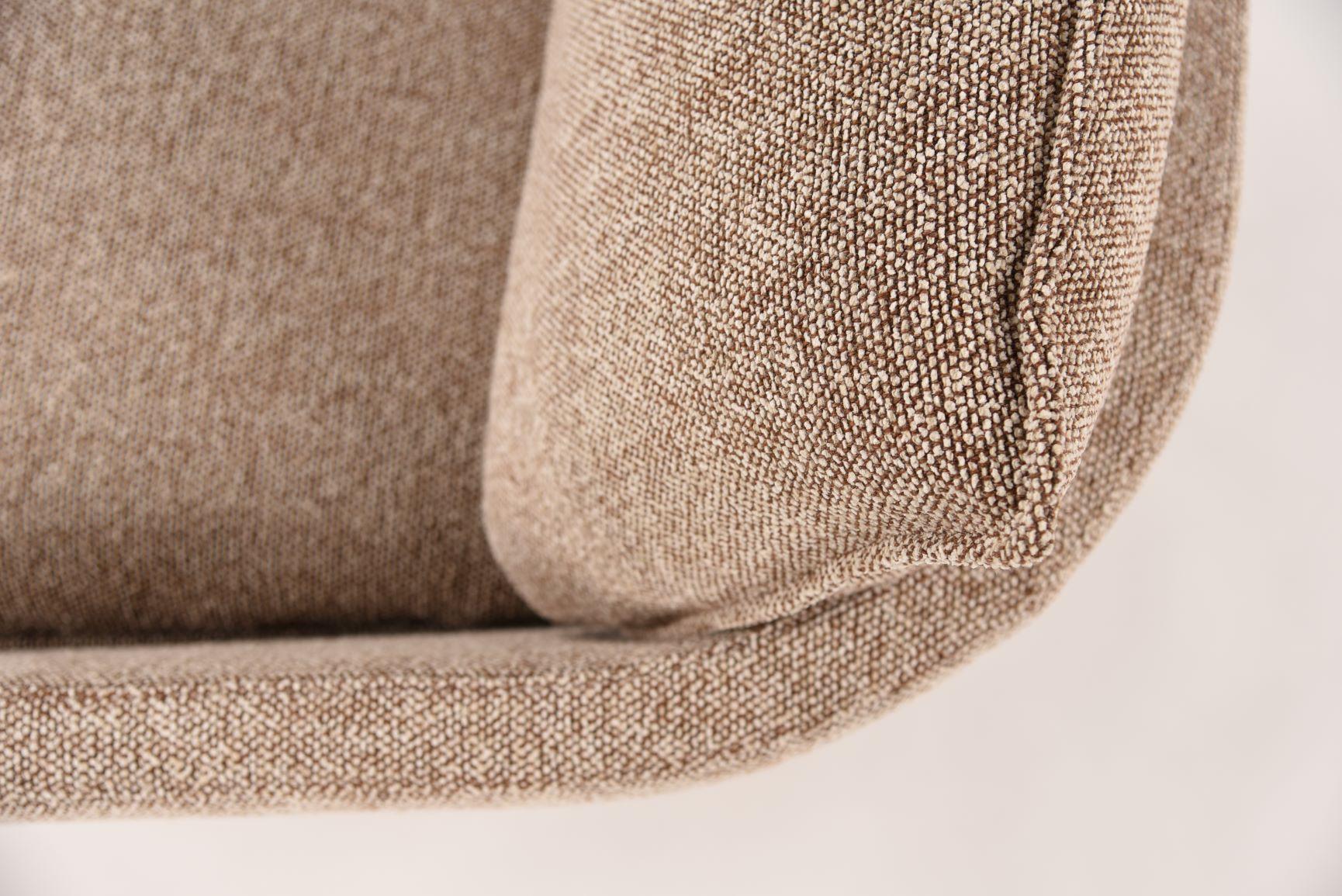 This in-stock Rua Ipanema lounge chair by Yabu Pushelberg in standard height swivel base is presented in Sumach Street Earth fabric from the Man of Parts collection. 

Crafted in Italy, the Rua Ipanema lounge chair comes on a standard or