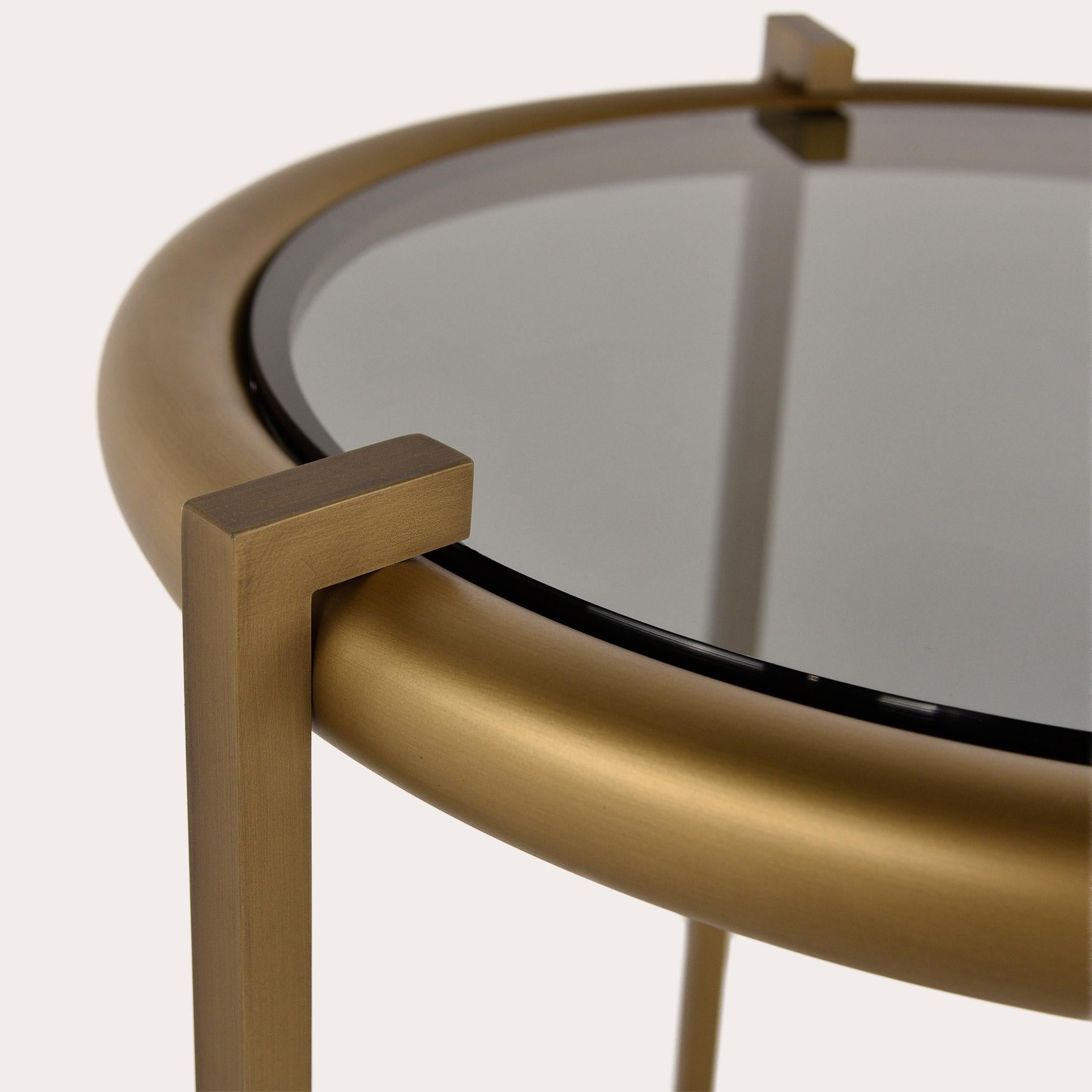 Moderne Table d'appoint Rua Tucuma en or bruni en vente