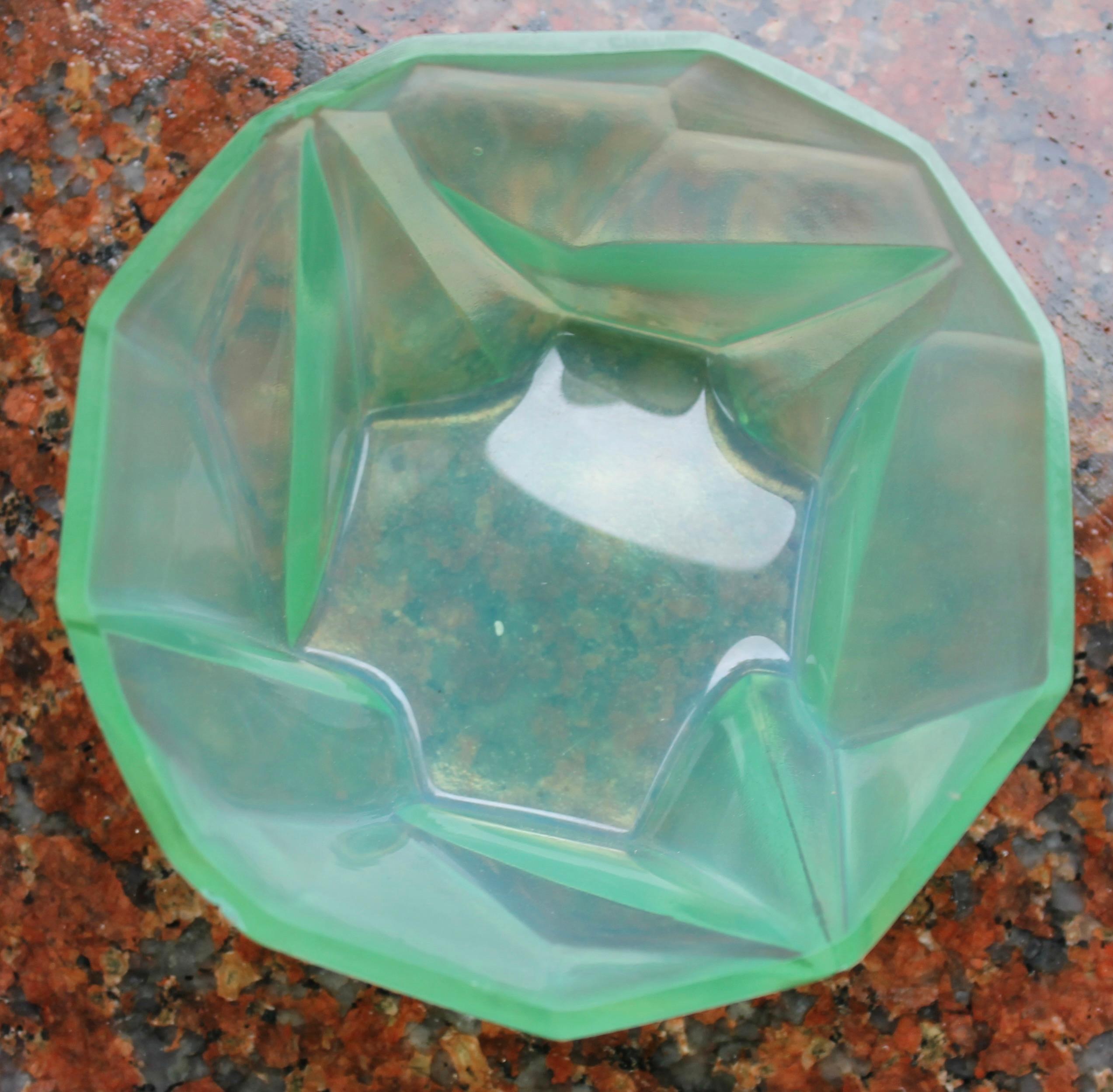 Ruba Rombic 'Jade' Bowl, Reuben Haley for Consolidated Glass In Good Condition For Sale In Sharon, CT