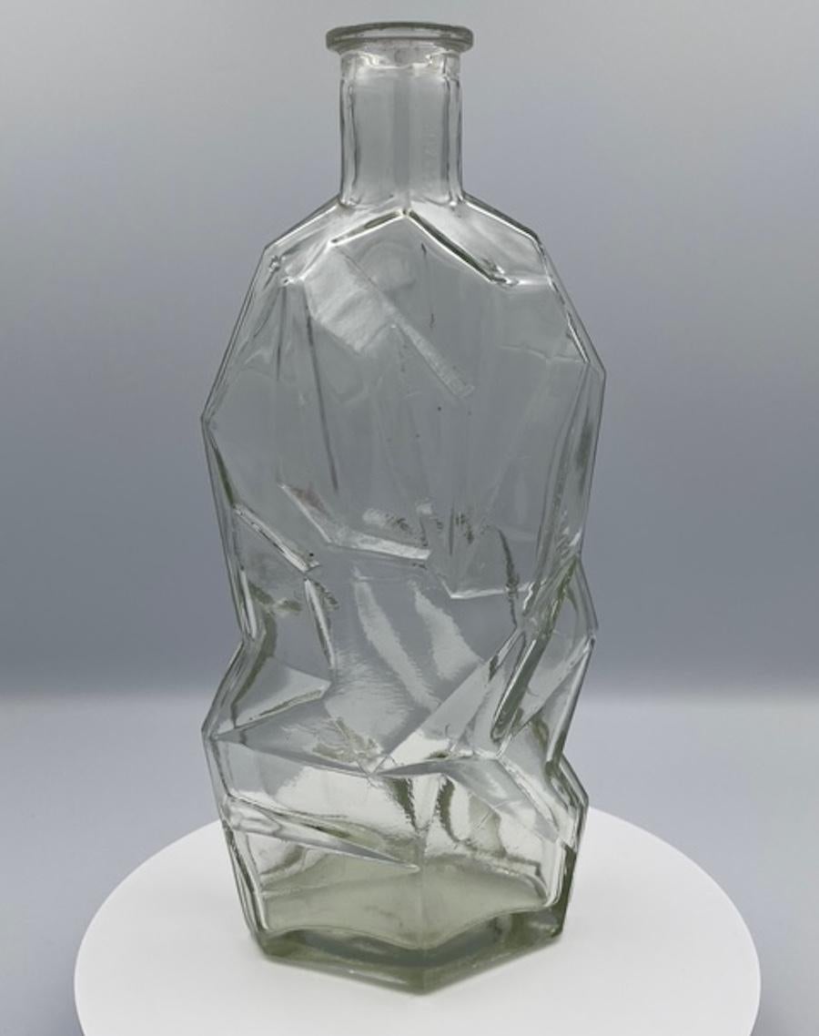 Questo raro flacone di sali da bagno degli anni '60, proveniente dalla Jugoslavia, presenta un design sorprendente ispirato all'iconica collezione Ruba Rombic, originariamente realizzata da Reuben Haley per la Consolidated Lamp and Glass Company