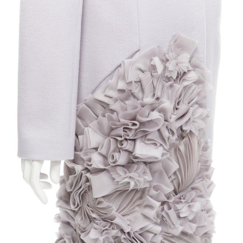 RUBAN ATELIER 100% cashmere lilac grey ruffle applique oversized coat XS
Reference: LNKO/A02043
Brand: Ruban
Material: 100% Cashmere
Color: Grey
Pattern: Solid
Closure: Snap Buttons
Lining:  Silk
Extra Details: Dual slit front pockets. Center back