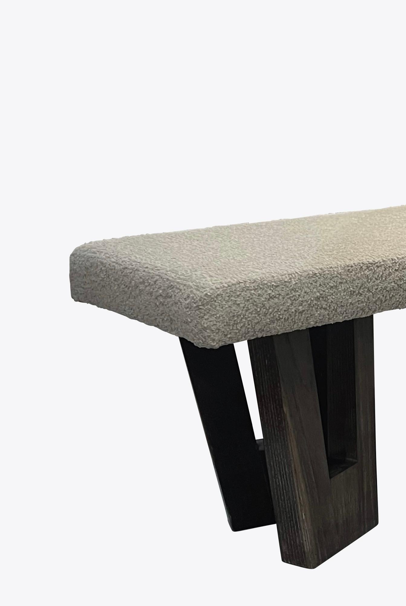 Banc italien contemporain de très grande taille.
Pieds triangulaires en chêne foncé frotté, placés en angle.
Nouvellement recouvert d'un tissu en boucle.
