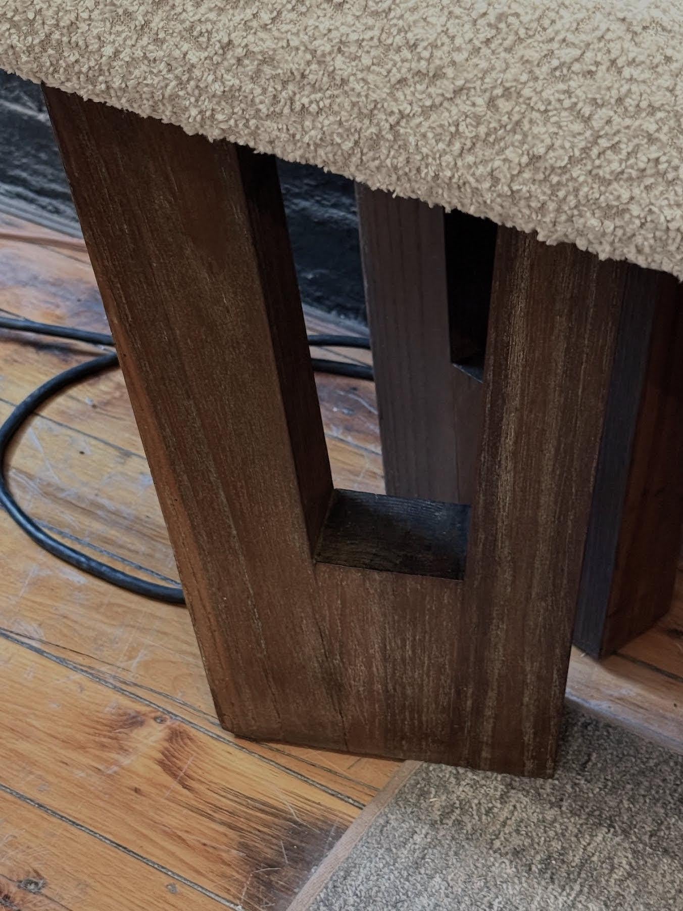 Banc rembourré extra-large en chêne foncé frotté, Italie, Contemporary Neuf - En vente à New York, NY
