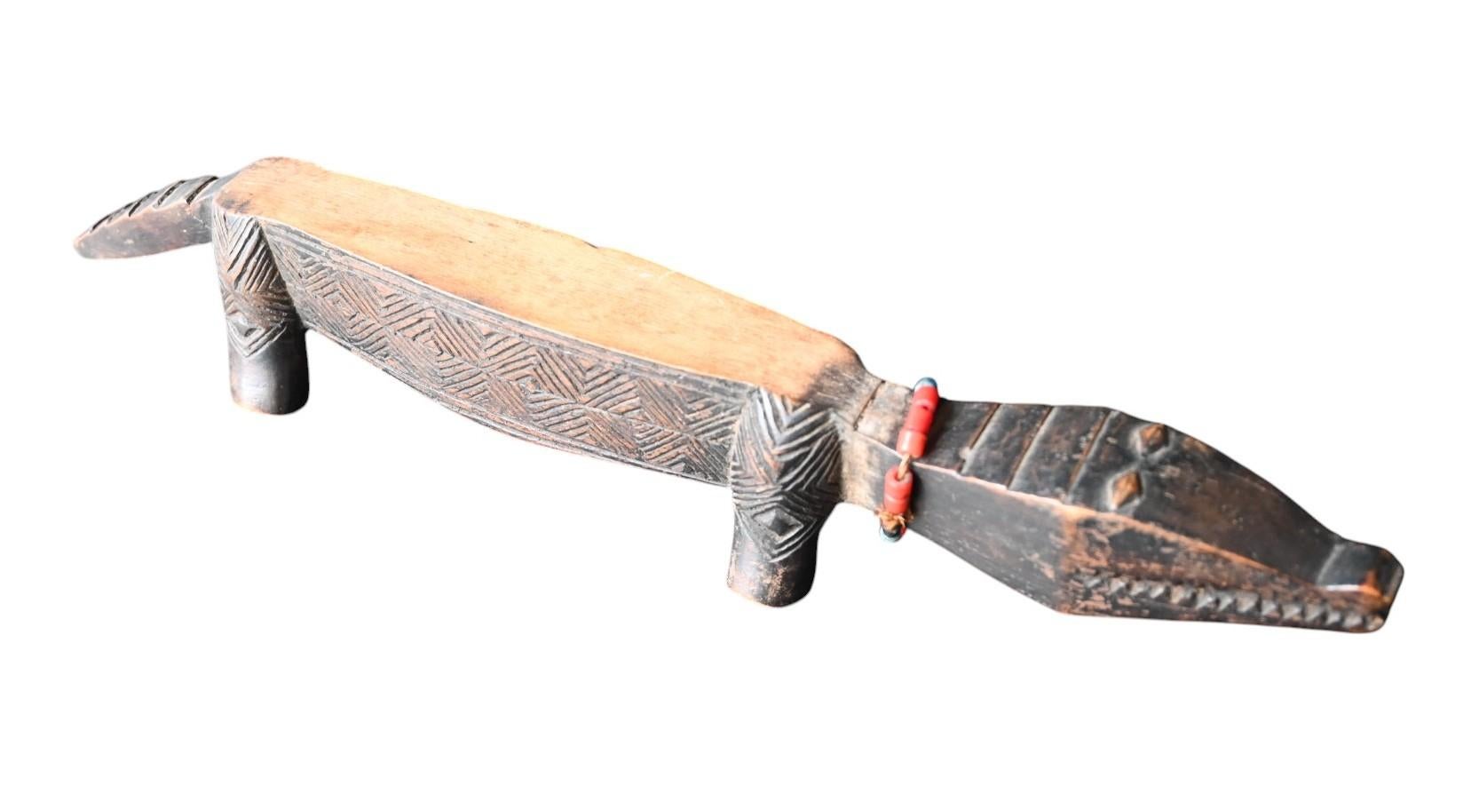 Ein aus Holz geschnitztes Reibeorakel vom Stamm der Kuba in der DR Kongo mit einem starken Ausdruck
Patina Stammesgebrauch
Länge 31,5 cm, Höhe 5 cm
