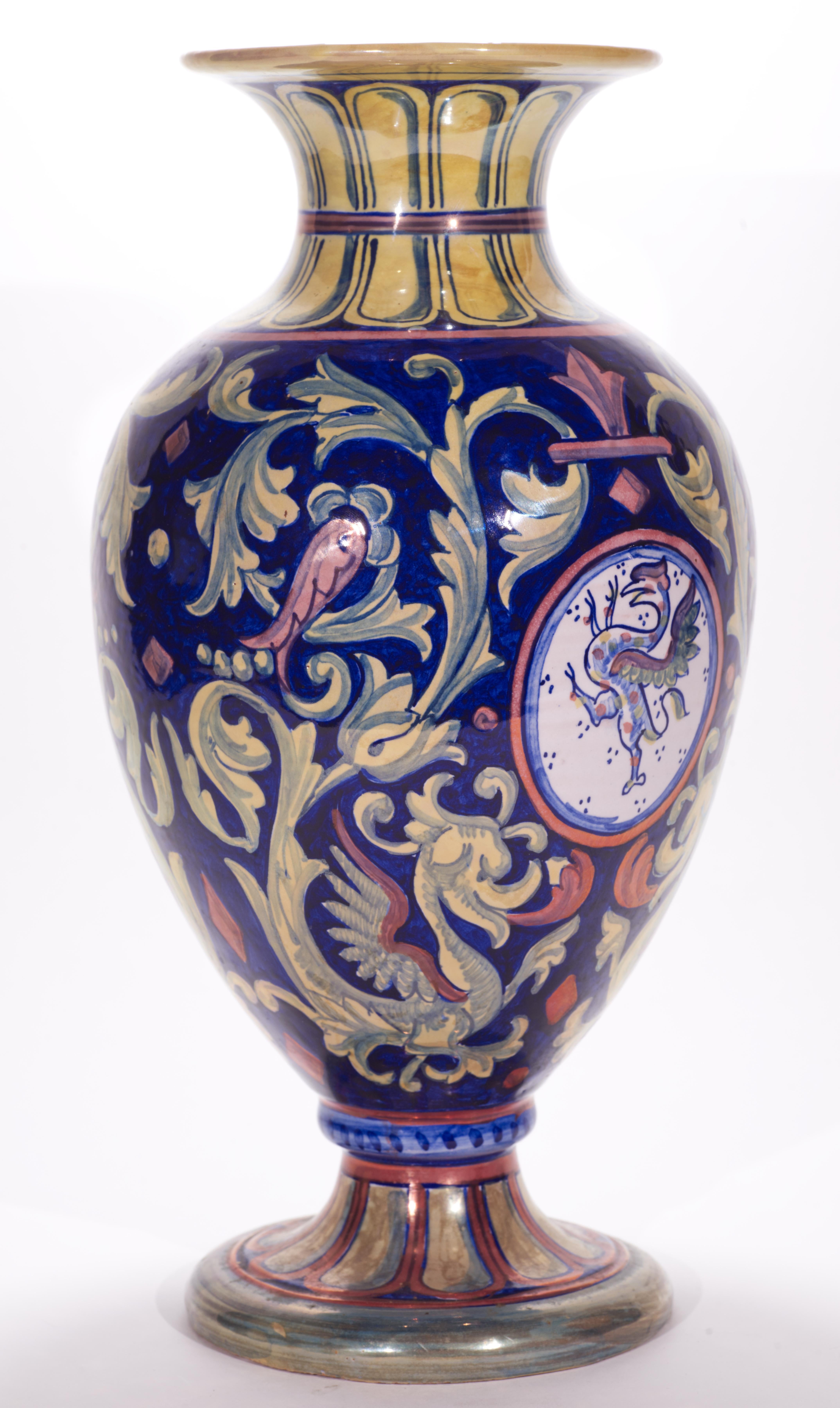  Große, skulpturale Keramikvase aus der Neorenaissance von Rubboli mit kobalt-, rot- und goldfarbenem Glanz. Das handgemalte Dekor folgt der klassischen Form des Stücks, mit abstrakten Mustern, die den Sockel und die Oberseite der Vase akzentuieren,