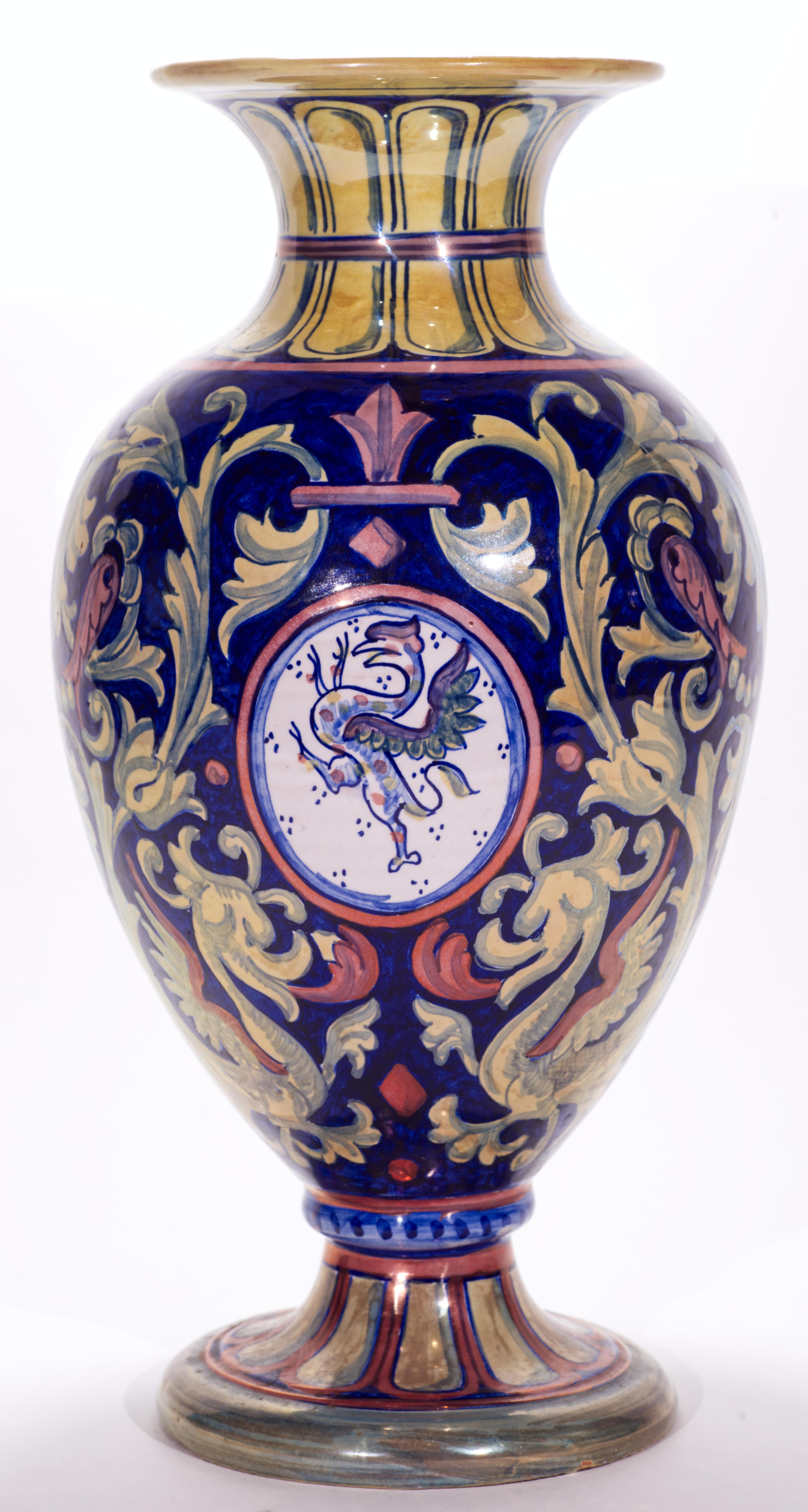Rubboli Lustre Majolika-Vase mit mythischem Tierdekor aus Majolika (Neorenaissance) im Angebot