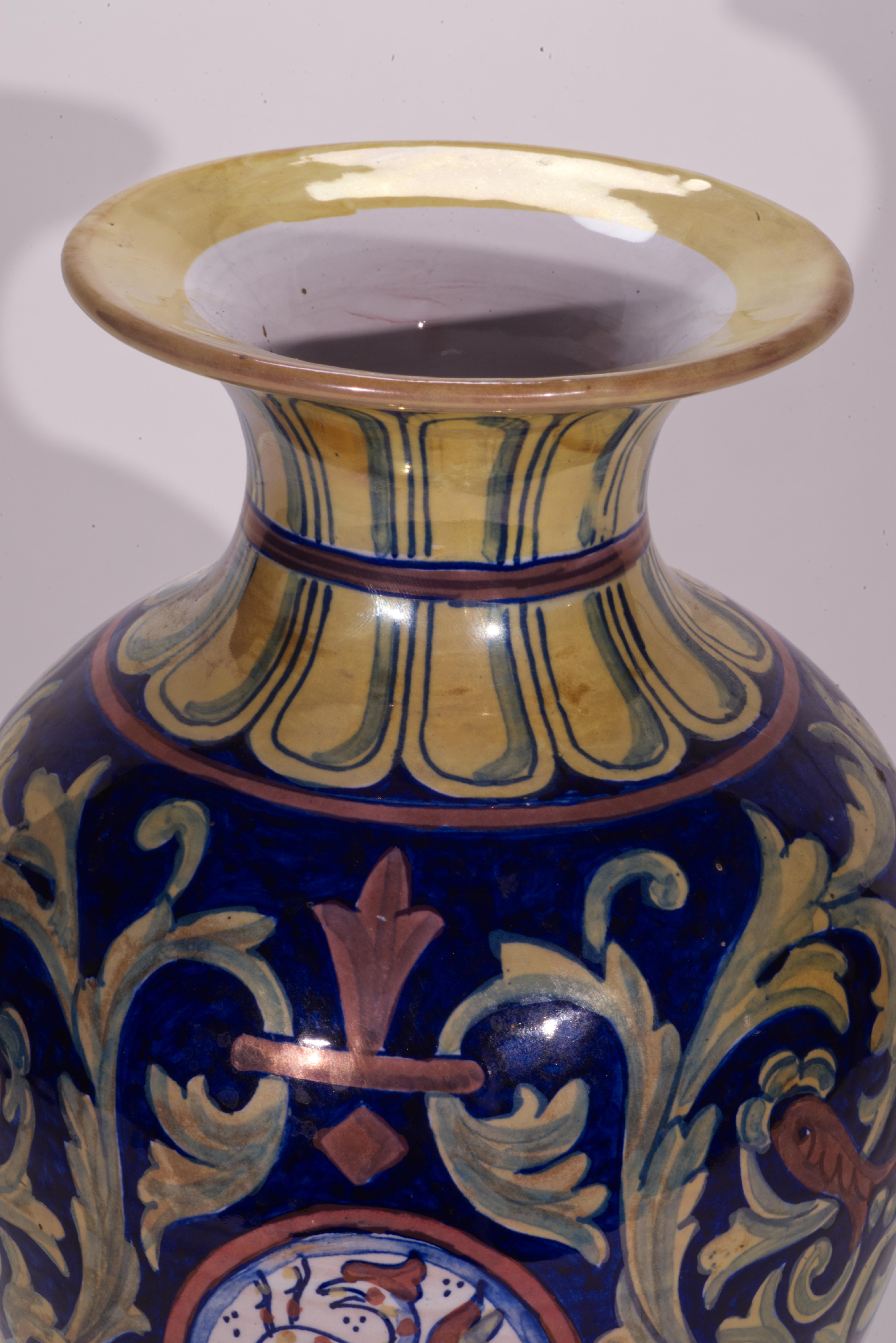 Rubboli Lustre Majolika-Vase mit mythischem Tierdekor aus Majolika (Glasiert) im Angebot