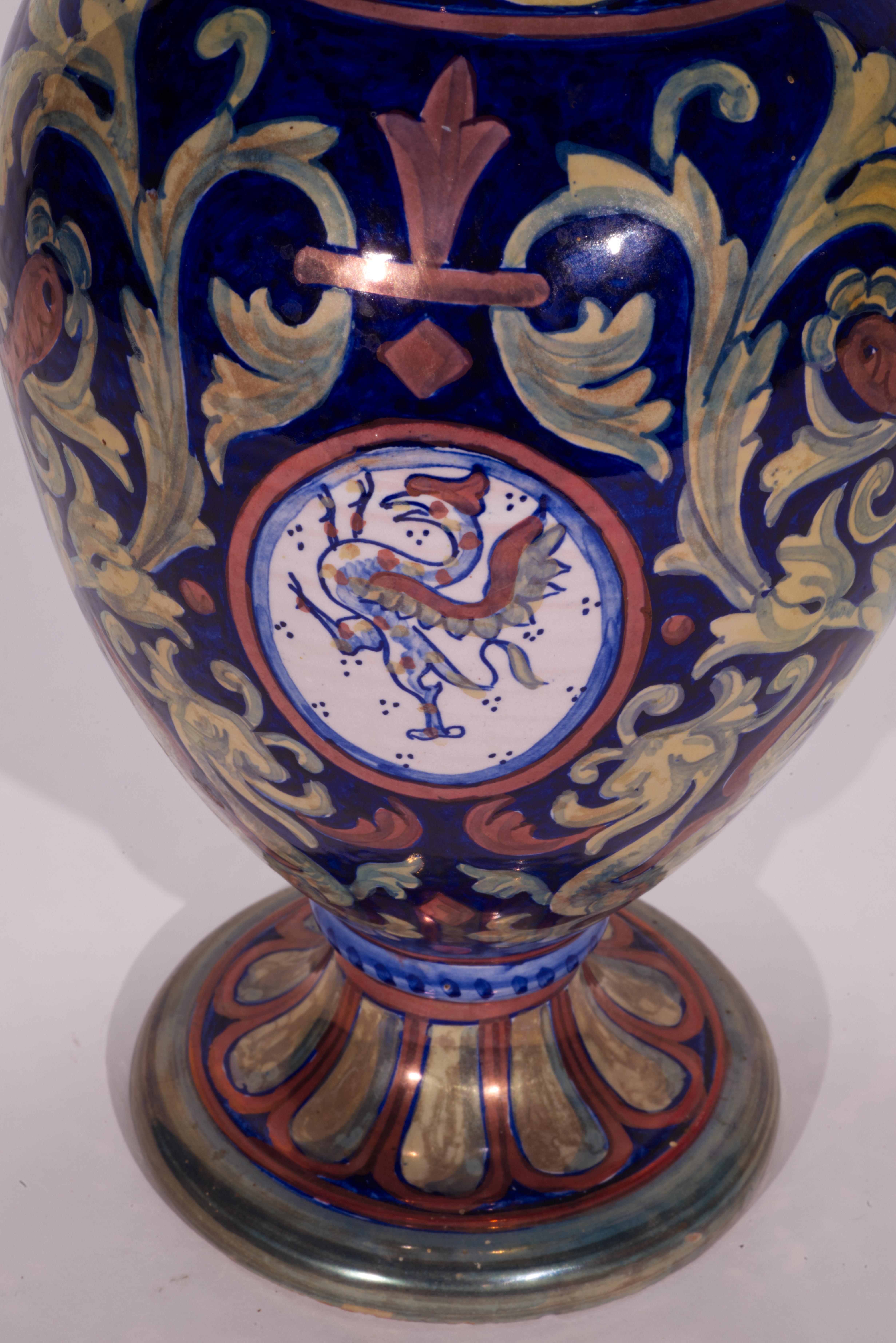 Rubboli Lustre Majolika-Vase mit mythischem Tierdekor aus Majolika im Zustand „Gut“ im Angebot in Clifton Springs, NY