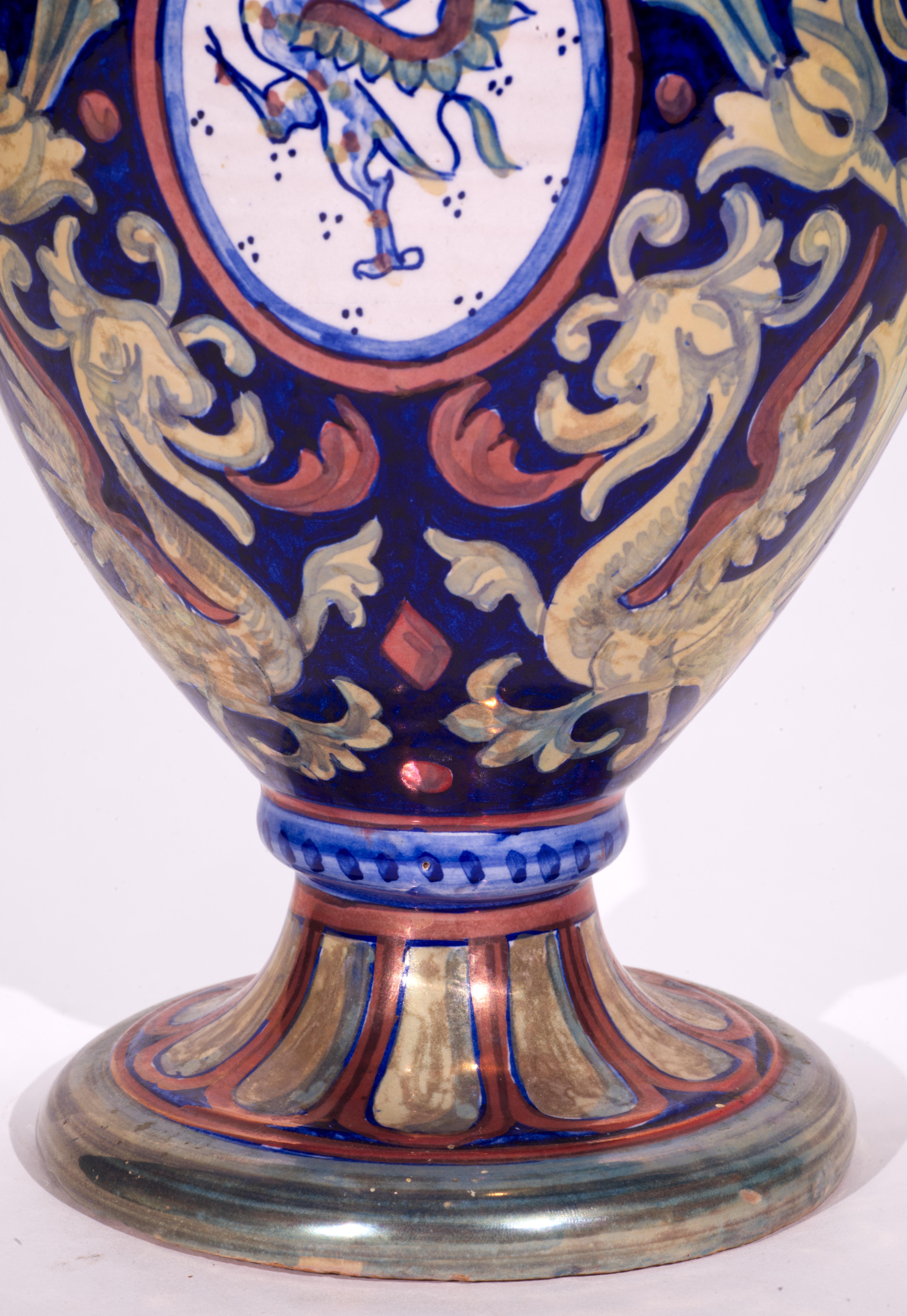 Rubboli Lustre Majolika-Vase mit mythischem Tierdekor aus Majolika (20. Jahrhundert) im Angebot