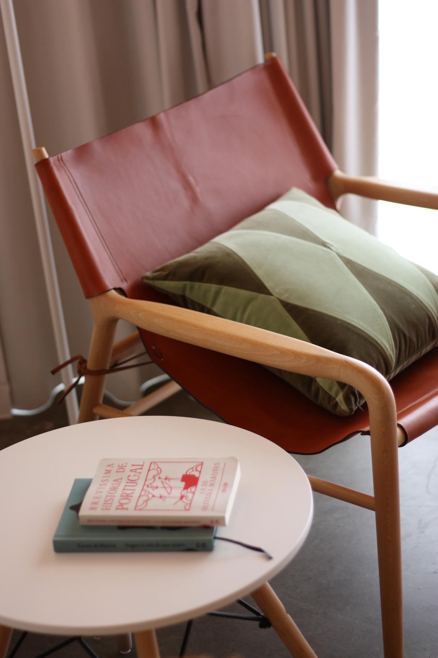 Moderno Cuscino decorativo Deluxe fatto a mano in velluto bianco e cappuccino di Rubelita in vendita