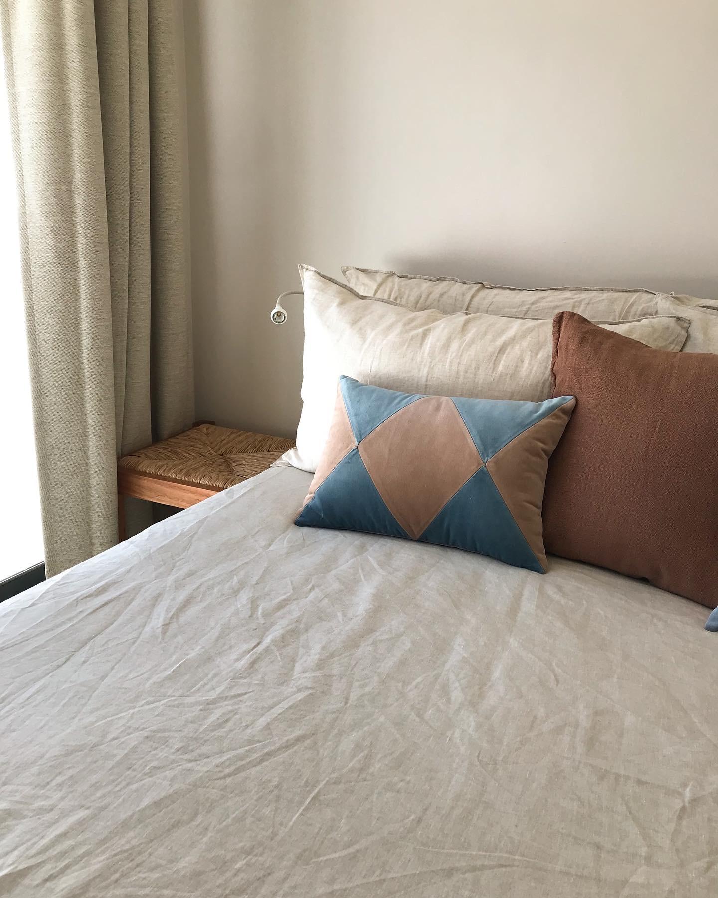 Patchwork Coussin décoratif Deluxe fait main Rubelita II Bleu et Cappuccino Velvet en vente