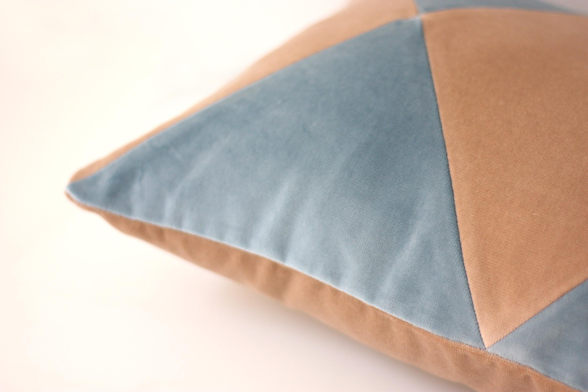 XXIe siècle et contemporain Coussin décoratif Deluxe fait main Rubelita II Cappuccino & Brick Velvet en vente