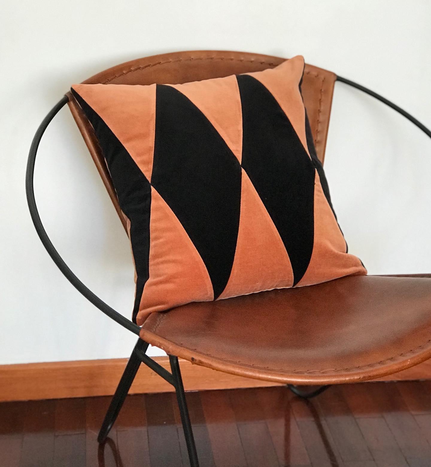 Cotone Cuscino decorativo Rubelita II Dry verde e bianco in velluto deluxe fatto a mano in vendita