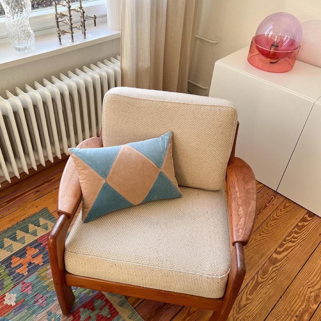 RUBELITA Gelb und Blau - Set von 2 handgefertigten dekorativen Kissen aus Samt (Moderne) im Angebot